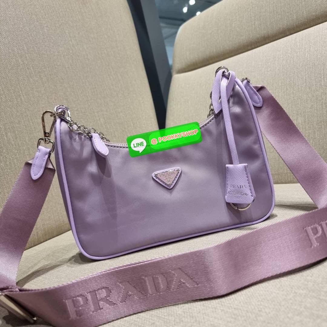 PRADA RE-EDITION 2005 RE-NYLON SHOULDER BAG ไอเท็มสุดปัง ที่ฮิตตลอดกาลไม่ว่าจะปีไหนๆ จัดให้ครบทั้งสีขายดีและสีใหม่ล่าสุด ที่สายคุณหนูห้ามพลาด!! กับกระเป๋าสะพายทรงคลาสสิค เหมาะเป็น everyday bag มากๆ วัสดุผ้าไนล่อนคุณภาพ พร้อมใบลูก ไว้ใส่เหรียญ ใส่กุญแจได้ส
