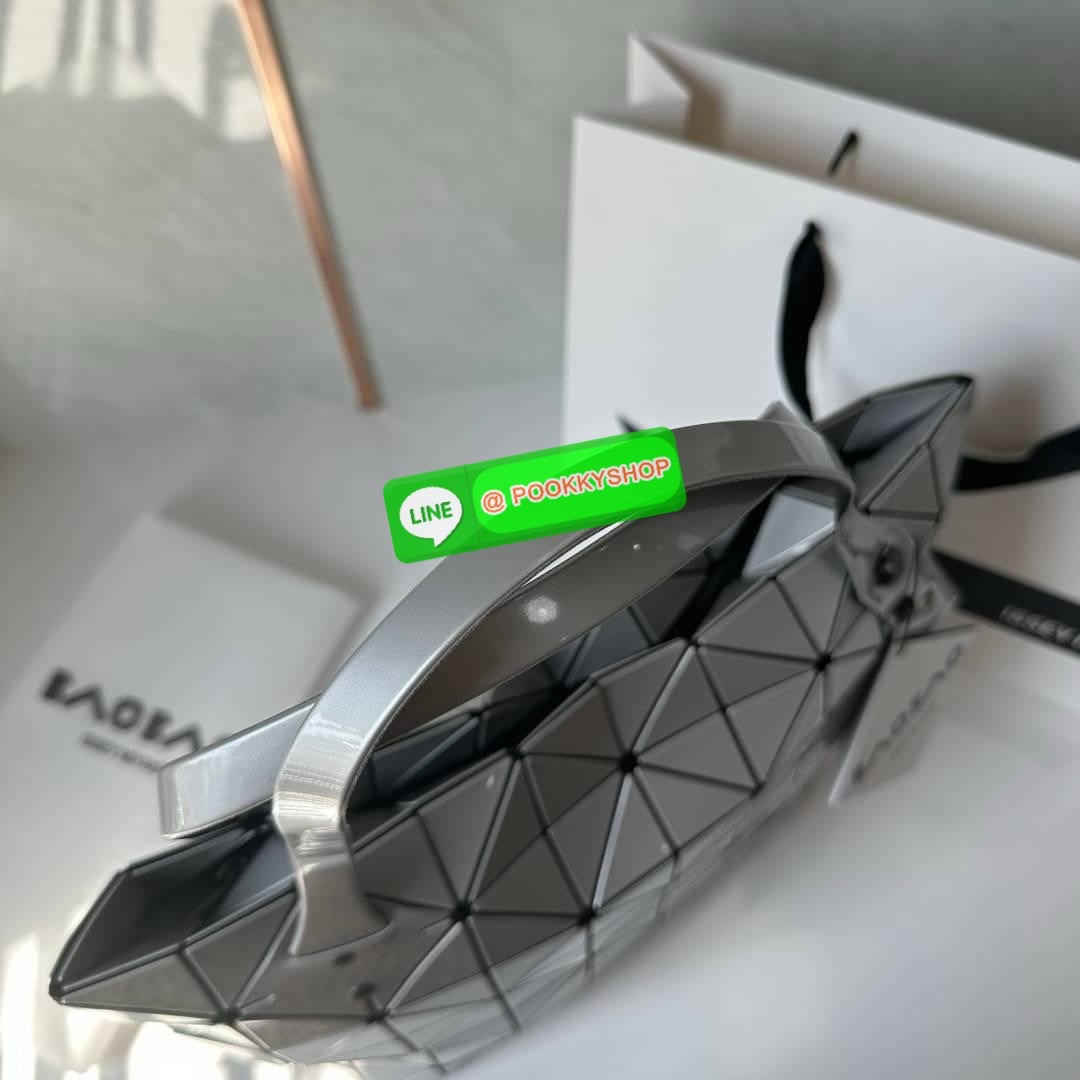 Bao bao Issey Miyake Rock Matte กระเป๋า Bao Bao ซีรีส์นี้จะเป็นทรงสี่เหลี่ยมผืนผ้าและทรงสี่เหลี่ยมจัตุรัส น้ำหนักเบา มีซิปปิดด้านบน ถือเป็นรุ่นที่เหมาะกับการใช้งานในชีวิตประจำวัน สามารถพับมุมและบริเวณด้านล่างของกระเป๋าเพื่อเพิ่มความสะดวกสบายในการใช้งาน ทั