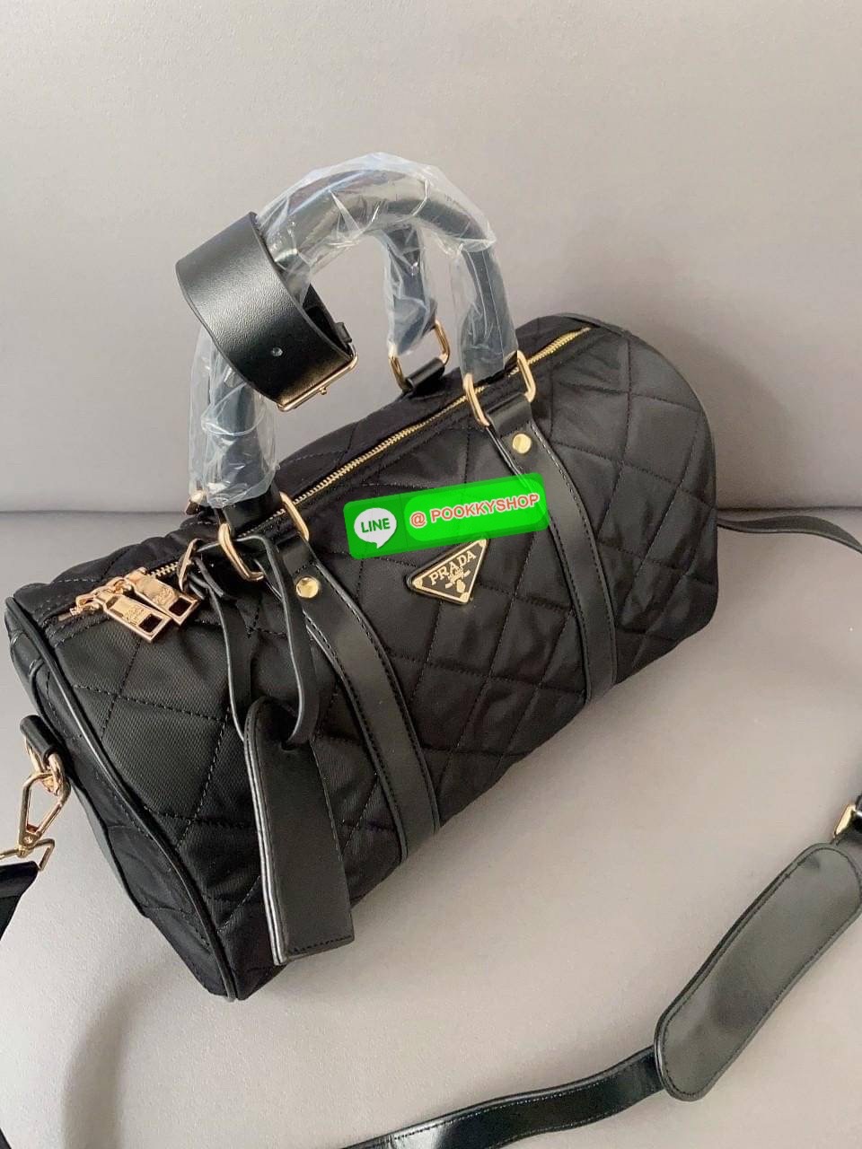 ต้อนรับปีกระต่าย ด้วยกระเป๋าทรงหมอน ยอดฮิต จากงานพรีเมี่ยมกิ้ฟจากแบรนด์ PRADA อะไหล่ทองทั้งใบ มีแท้กหนังด้านหน้าสวยหรู ด้านในเปิดปิดด้วยซิปยาว มีช่องซิปแยกอีกช่อง ใส่กระเป๋าวตางค์ยาว ไอแพดมินิได้เหลือๆเลยค่ะ มาพร้อมสายยาวหนัง แถมมีที่รองบ่าไม่เจ็บไหล่ สุด