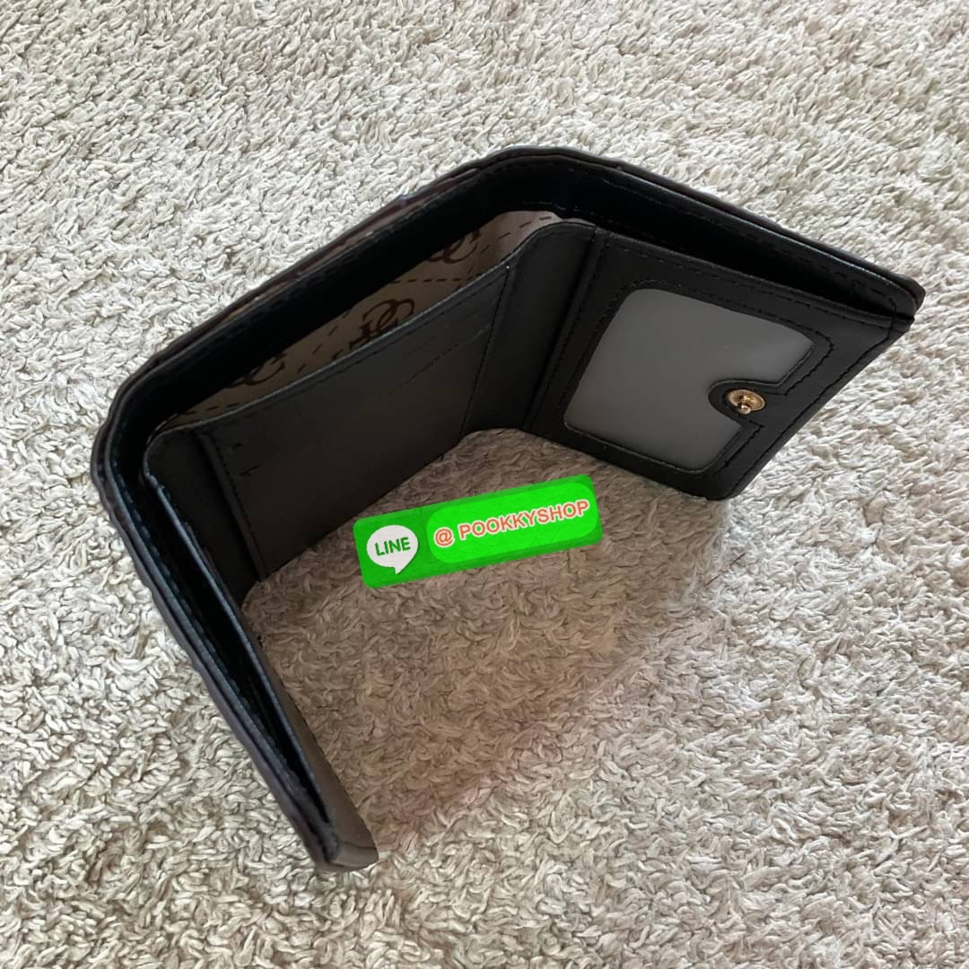 รุ่นใหม่ล่าสุด! GUESS SHORT WALLET กระเป๋าสตางค์ใบสั้นสองตอน วัสดุตัวหนังลายสวยหรูพิมพ์ลายทั้งใบ เปิดปิดด้วยกระดุม ด้านในบุผ้าปั้มแบรนด์มีช่องใส่รูป และใส่บัตรได้อีกหลายช่อง มาพร้อมช่องใส่ธนบัตรหนึ่งช่อง สวยคุ้ม สไตล์มินิ สำหรับคนไม่ชอบพกเงินเยอะ แนะนำใบน
