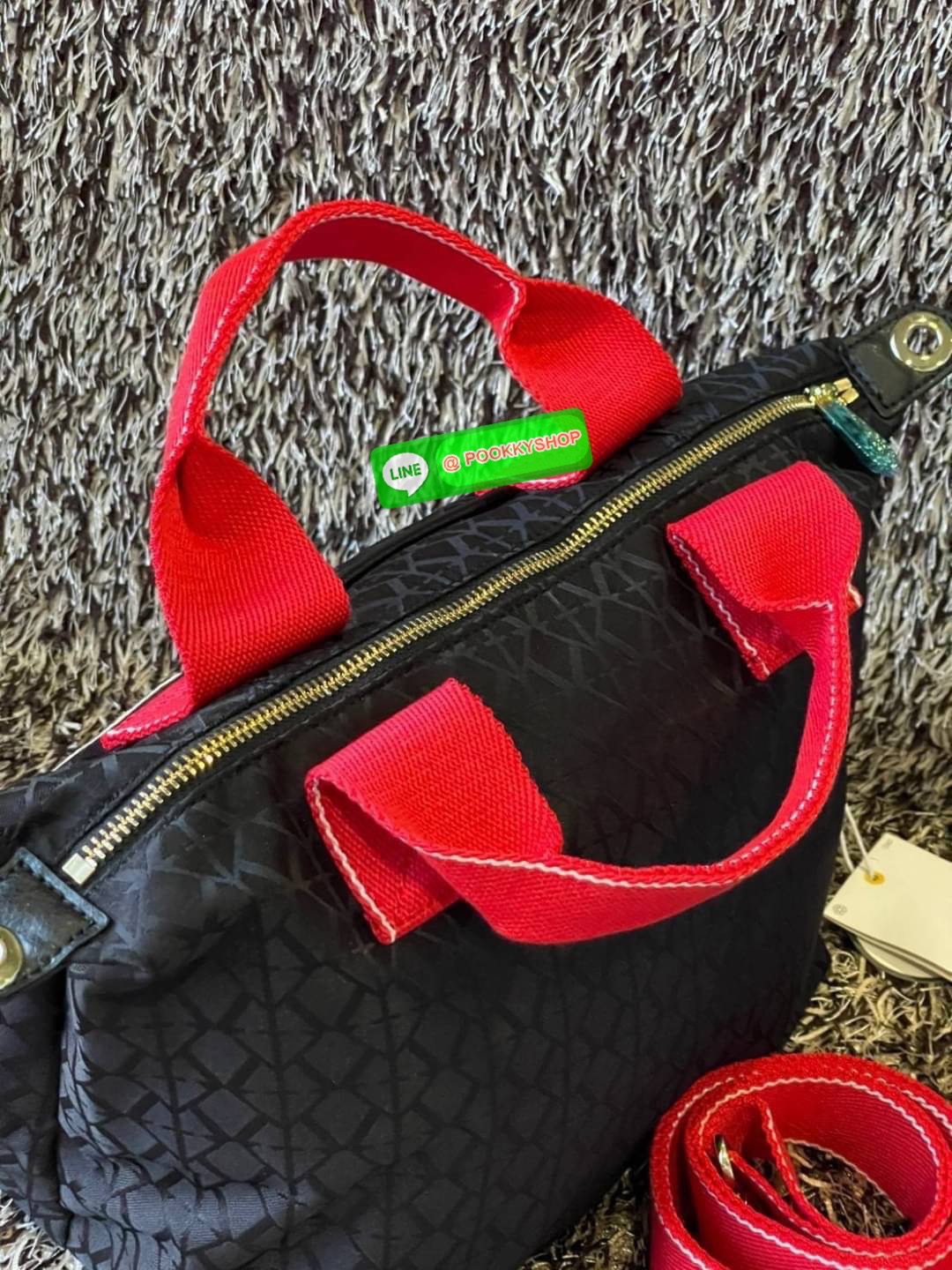 Kipling Kala Mini Hello Kitty Handbag กระเป๋าถือและสะพายใบนี้ มาพร้อมลวดลาย Tiger Kitty สุดน่ารัก พื้นกระเป๋าที่ดำ สามารถเข้ากับเครื่องแต่งกายได้ทุกสีและทุกแนว มีสายสะพายด้านข้างที่ปรับระดับความยาวตามความสูงได้ตามต้องการ และเนื้อผ้าของกระเป๋ายังมีความแข็ง