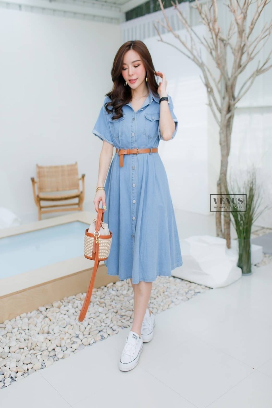 Restock ♥️♥️♥️ I'm Lady By Venus MaxiDress Jeans แม๊กซี่เดรสยีนคอปกแต่งกระดุมหน้า งานสวยน่ารักมากๆคะ งานมาพร้อมกับเข็มขัดเข้าชุดกันสุดๆนะคะ แม๊ทกับรองเท้าผ้าใบก็ยิ่งน่ารัก