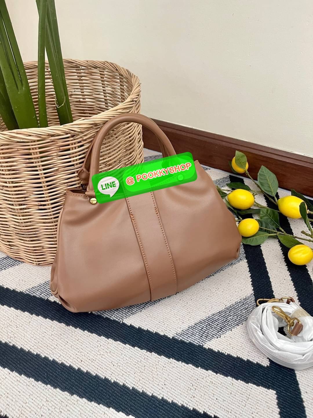 Charles & Keith Buckled Tote Bag กระเป๋าถือทรงเก๋สะดุดตาตกแต่งสายคาดพร้อมหัวเข็มขัดให้กระเป๋าดูโดดเด่นทันสมัย วัสดุหนังเรียบ หูหิ้วกระเป๋าสามารถพับได้ เปิดปิดแบบตัวเข็มขัดด้านหน้า ด้านในกว้าง พกพาของใช้จำเป็นได้อย่างครบถ้วน เช่น กระเป๋าเงินใบยาว โทรศัพท์