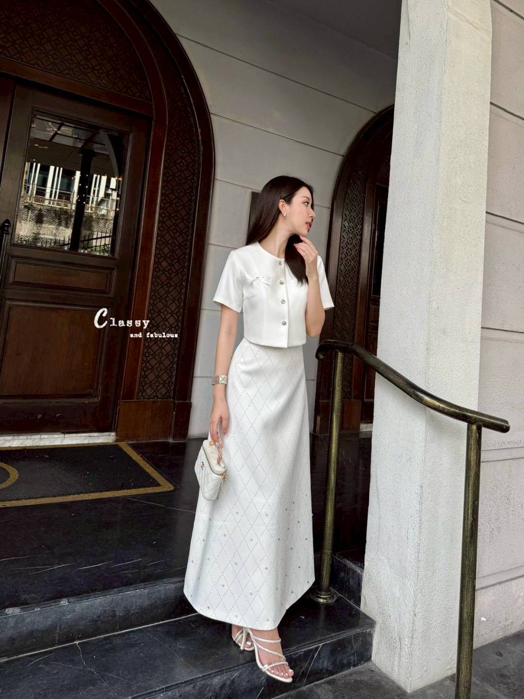 ชุดเซทแฟชั่น set เสื้อผ้าพื้นคอกลมแขนสั้นติดโบว์กระดุมเพชรด้านหน้า + กระโปรงยาวเพชร