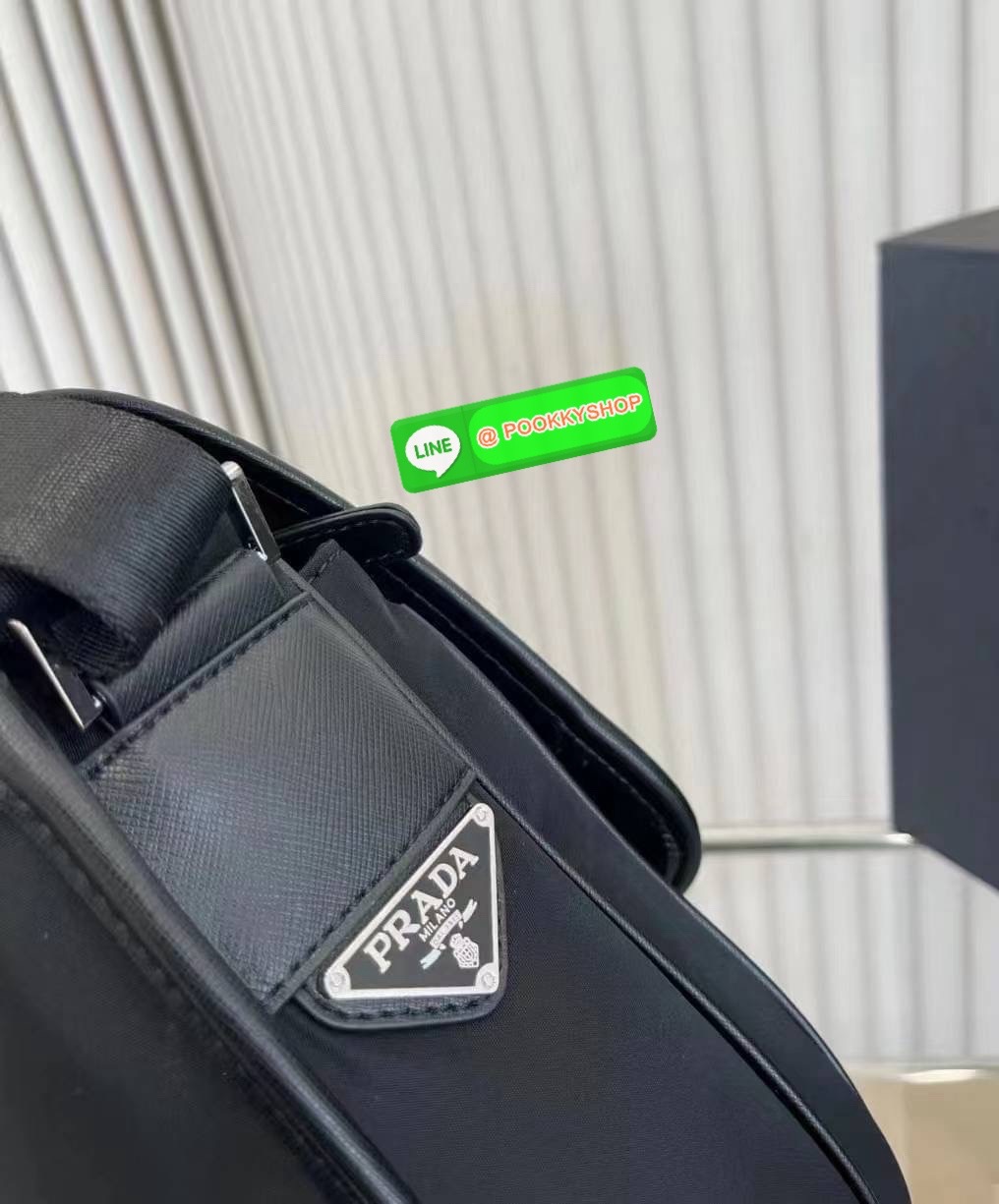 Prada Nylon Crossbody Box Bag พร้อมส่งรุ่นใหม่ New Arrival จากแบรนด์Prada ทรง Messenger ทรงยอดฮิตของคุณผู้ชายเลยค่ะ วัสดุทำจากผ้าNylon อย่างหนา กันน้ำได้คะ มีโลโก้แบรนด์อยู่ข้างหน้า ตัวกระเป๋าอยู่ทรง อะไหล่เงินทั้งใบ ด้านในบุผ้าลายแบรนด์อย่างดี เปิดปิดด้ว