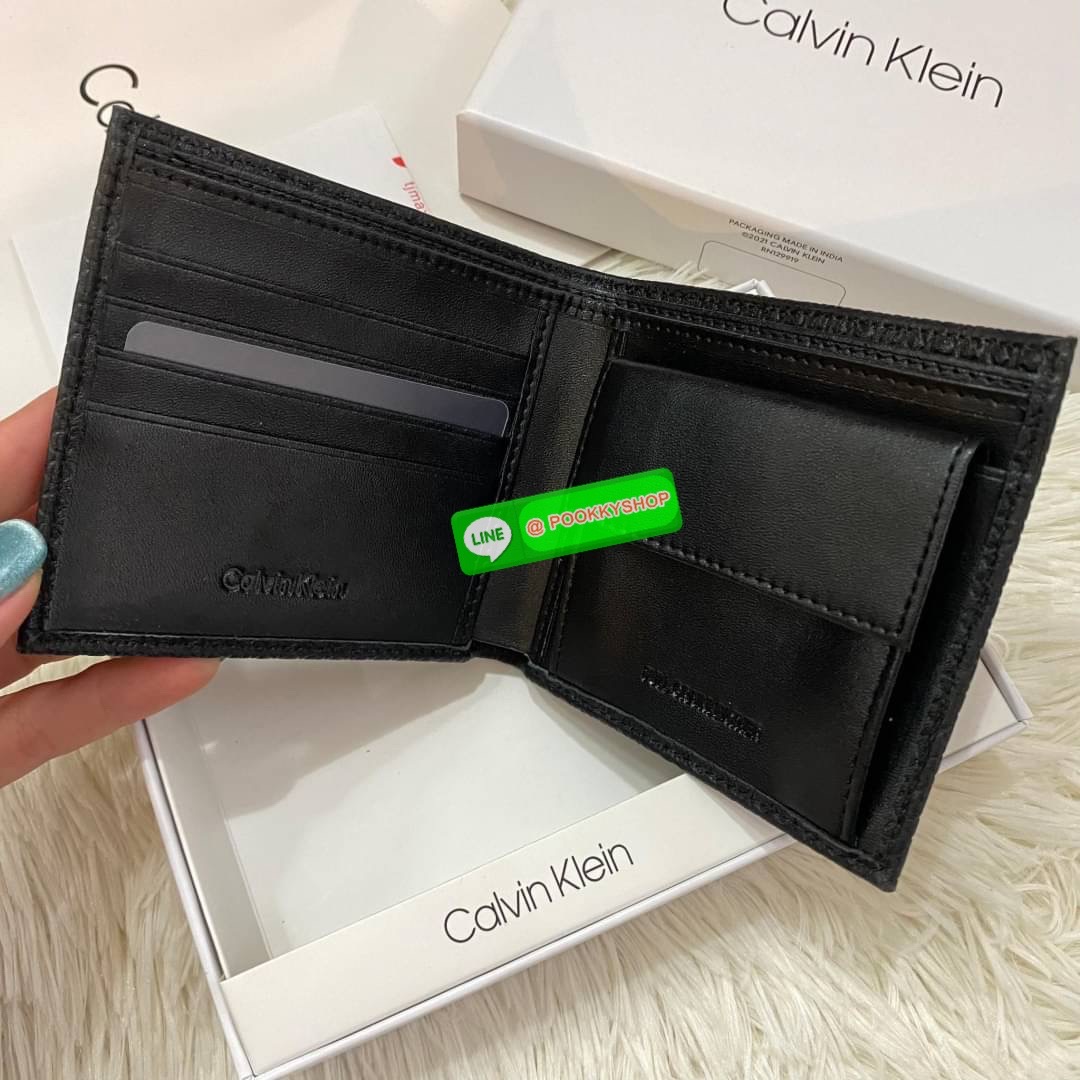 Calvin Klein Bifold Leather Short Wallet กระเป๋าสตางค์ใบสั้น และ ที่ใส่บัตรย่อยแบบเป็นสัดส่วน หนังดี นุ่มมือ รูปลักษณ์เรียบหรูแต่เท่ห์ตามแบบฉบับของแบรนด์Set นี้มาเท่าไรก็หมดคะ รีบจับจองนะคะ มาพร้อมถุงกระดาษแบรนด์และกล่องจ้า สุดคุ้มมอบให้เป็นของขวัญหรือใช้