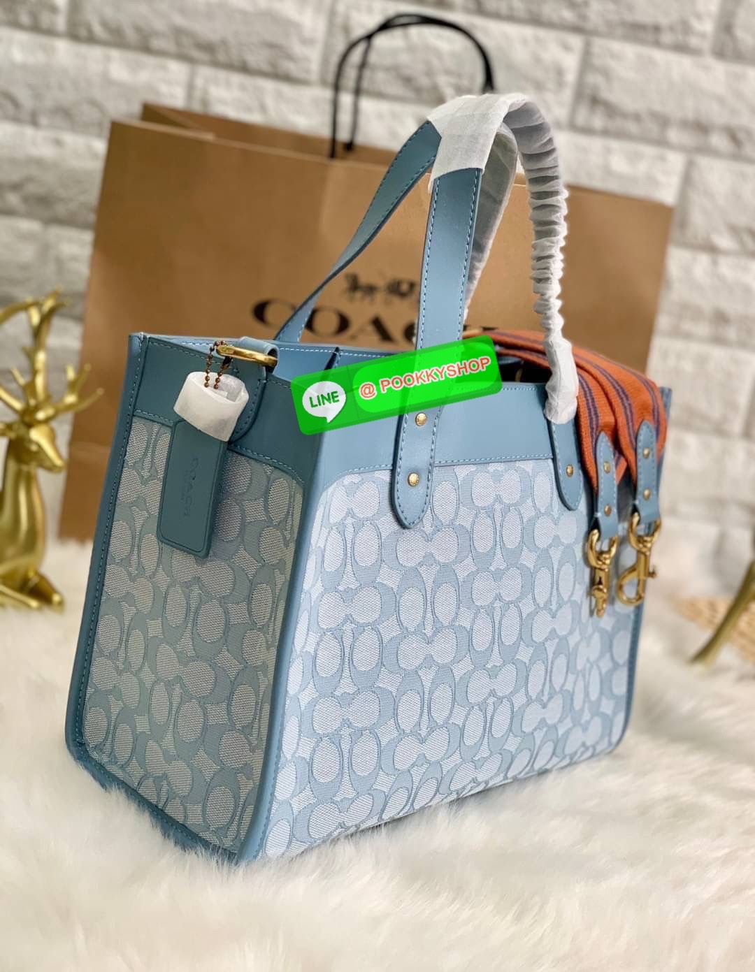COACH TOTE FIELD JACQUARD BAG ((C3282)) กระเป๋าหิ้ว//สะพายข้าง JacquardลายC+หนังแท้ สวยงามลงตัวมากๆค่ะ ปากกระเป๋าเปิดปิดแบบกระดุมแม่เหล็ก ภายในกว้าง สาวๆที่สัมภาระเยอะบอกเลยเหมาะมากค่ะ