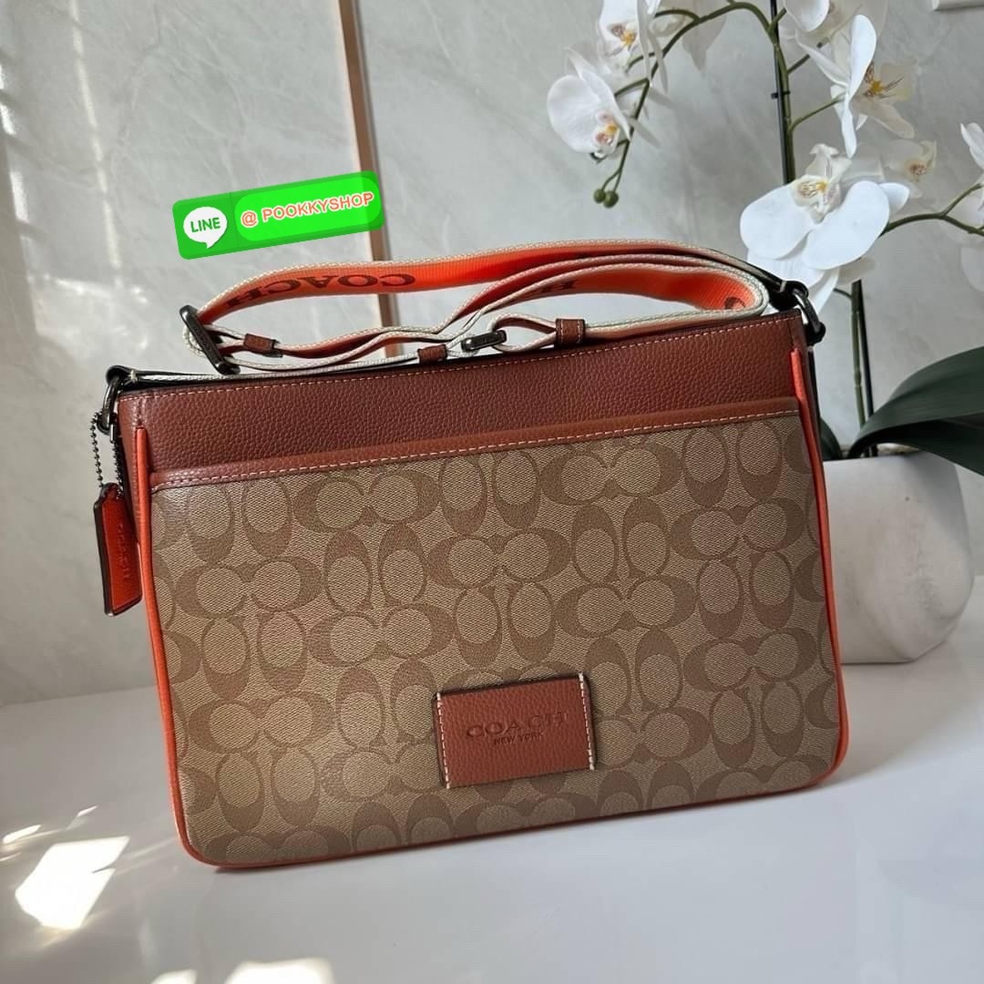 COACH DISTRICT CROSSBODY IN SIGNATURE CANVAS CH078 🔖กระเป๋าสะพายคอสบอดี้ทรงสีเหลี่ยม 🔖วัสดุ : canvas, ตัดขอบหนัง pebble leather 🔖 เปิด-ปิดแบบซิป ด้านในมีช่องซิปและช่องอเนกประสงค์ ปิดด้วยซิปด้านบน ซับในผ้า มีช่องซิปและช่องเก็บของด้า
