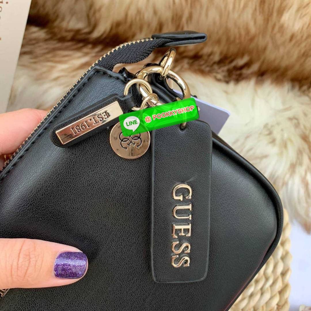 Guess ซื้อ 1 ได้ถึง 2 วัสดุหนัง PU เนื้อนิ่ม มาพร้อมสายสะพาย 2 เส้น สายโซ่สั่นสำหรับสะพายคล้องไหล่ และสายหนังยาวสะพายคลอสบอดี้สามารถปรับระดับได้ สวยได้หลายลุค คุ้มสุดๆจ้า