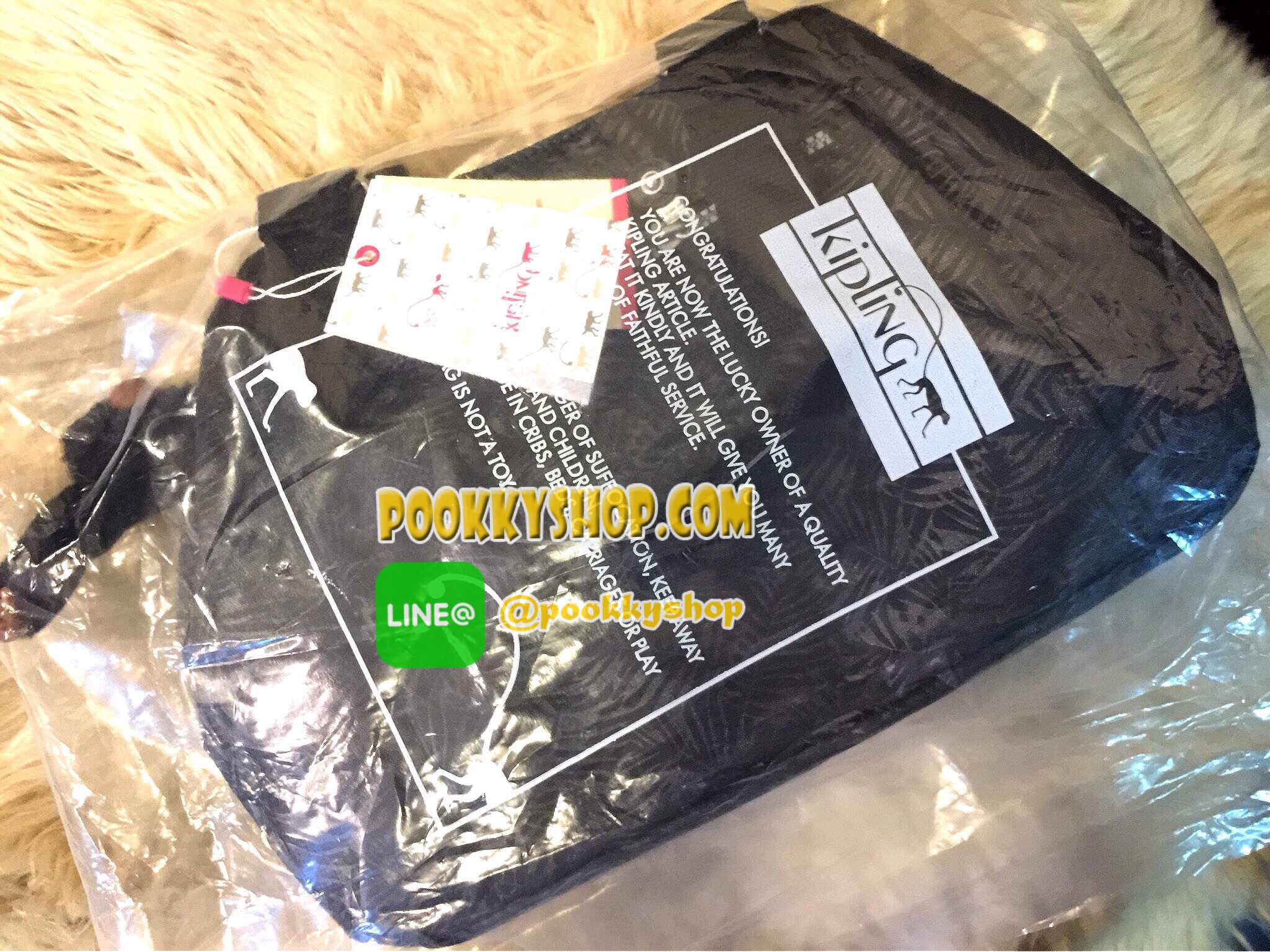 Don't Miss! KIPLING NYLON CITY BAG กระเป๋าถือหรือสะพายสไตล์ลำลองวัสดุ Nylon + Polyester 100% น้ำหนักเบามีหูหิ้วเเละสายสะพายยาวเลื่อนปรับระดับได้ถอดได้ เปิดปิดด้วยซิปสะดวกใช้ หัวซิป YKK โลโก้เเบรนด์ มีช่องแบ่ง3ช่องเเยกเป็นสัดส่วน ภายในกว้างเเละจุ มีโล