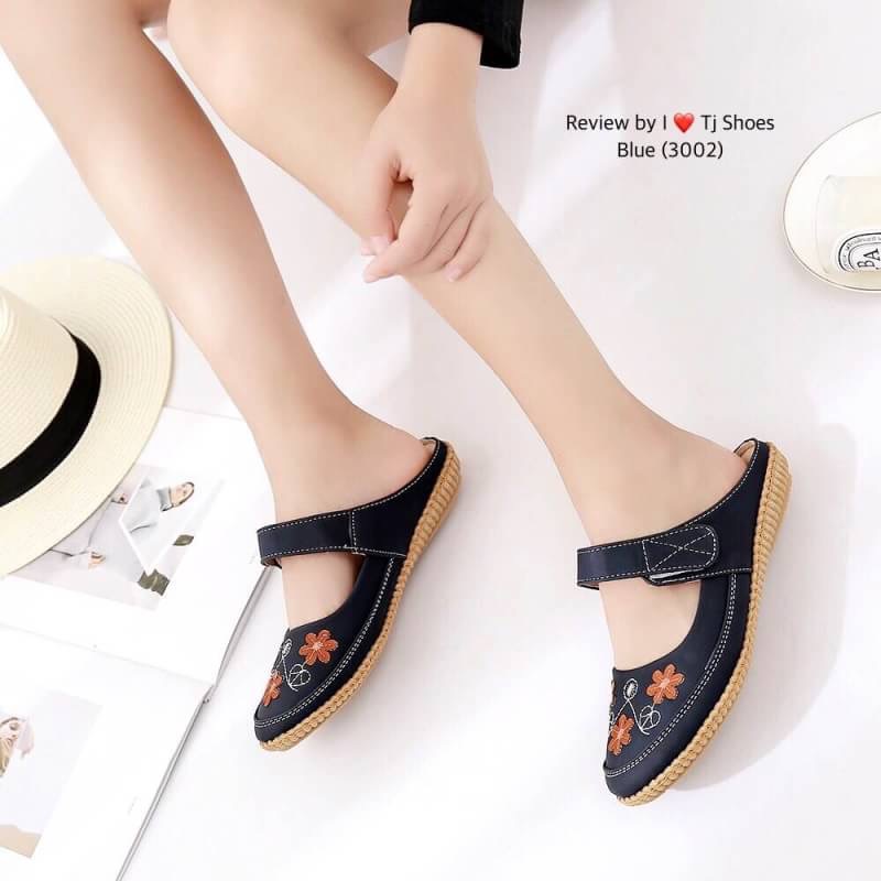 ว๊ายยยตายแล้ววว เกร๋แรงอะไรเบอนรี้ พร้อมส่ง รองเท้าสุขภาพ ที่เห็นแล้ว Love เลย หนังนิ้มนิ่ม ด้านหน้าประดับอะไหล่น่ารักๆ ใส่ได้เรื่อยๆ ใส่ง่ายถอดง่าย ใส่นิ่มเดินสบาย พื้นยางอย่างดี ทรงสวย ดีงามฝุดๆ รุ่นแนะนำ ห้ามพลาดน๊า ช้าหมดอดเกร๋น่ะคร๊ะ สั่งด่วนๆเลยคร๊ะ