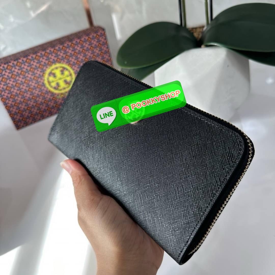 TORY BURCH ROBINSON MULTI GUSSET ZIP CONTINENTAL WALLET กระเป๋าสตางค์ใบยาว แบ่งสัดส่วนด้วยช่องซิปตรงกลางสำหรับใส่เหรียญ มีช่องใส่บัตร และใส่ธนบัตรได้ วัสดุหนังแท้ เปิด-ปิดกระเป๋าแบบซิปรูด ใส่โทรศัพท์มือถือได้ วันชิวๆพกกระเป๋าสตางค์ใบเดียวสะดวกมากค่ะ