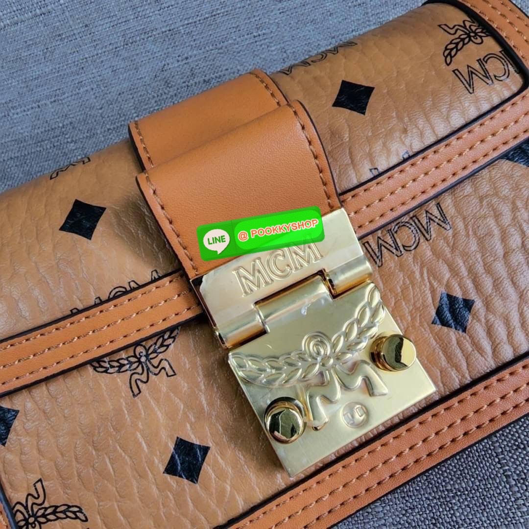 MCM Gretl Cossbody in visetos กระเป๋า Gretl กระทัดรัด ไอเทมใหม่ สุดฮิต ที่สาวๆต้องมีคะ วัสดุหนังแคนวาส ตัดหนังแท้ มาพร้อมสายสะพายโซ่อะไหล่สลับหนัง ข้างช่องโล่งสามารถใส่มือถือ iPhone Pro max ได้เหมาะสำหรับสะพายเที่ยวชิวๆในวันหยุดพักสบายๆ สีน้ำตาลคอนยัคทีแม