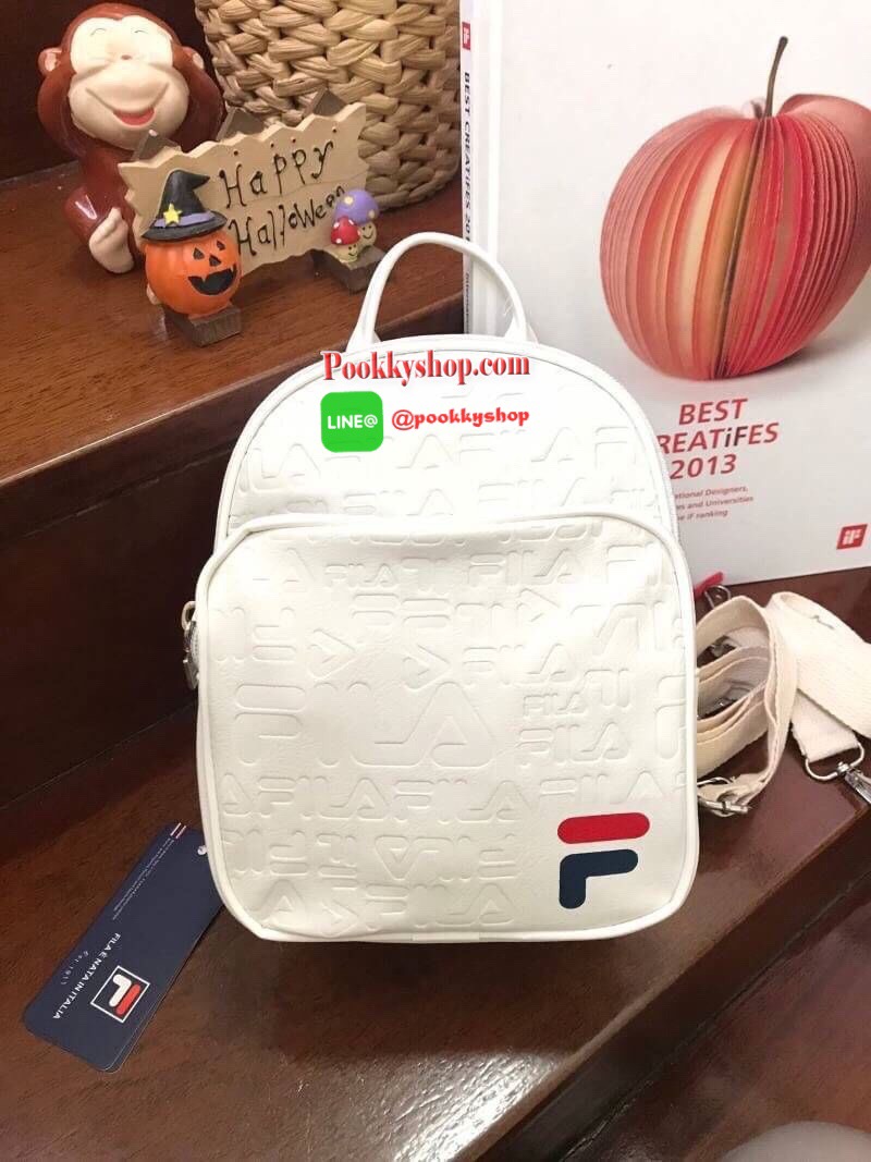FILA 2WAY MINI BACKPACK กระเป๋าเป้หรือสะพายข้างสไตล์ Sport รุ่น Limited Edition ขนาดมินิ กำลังดี หนังนิ่มตั้งอยู่ทรง กันน้ำและน้ำหนักเบา ด้านหน้าสกรีนโลโก้แบรนด์ ด้านหน้าช่องซิปใส่ของจุกจิก ช่องหลักเปิดปิดด้วยซิปสะดวกใช้ หัวซิปแบรนด์ ภายในมีช่องใส่ของ หูจ