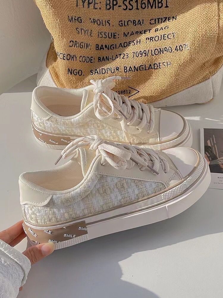 พร้อมส่งคะ รองเท้าผ้าใบ สไตล์เกาหลีมาใหม่ สวยยืน1 🥇มาแล้วจ้า ทรงสวยอย่างดี งานเกร๋เรียบหรูดูแพง ตัวนี้ห้ามพลาด ใส่สบายจะแมตช์กับกางเกง👖หรือกระโปรง👗ก็ได้ค่ะ แม่ค้าคอนเฟริม ห้ามพลาดเลยจ้าตัวนี้แนะนำ อย่าช้ารีบเลย