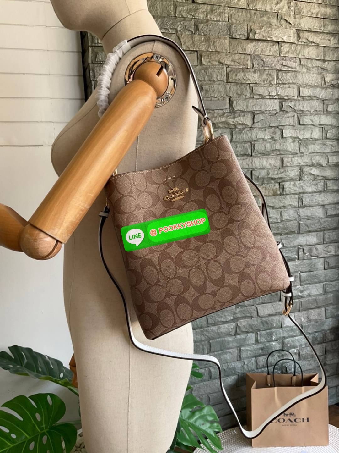 COACH SMALL TOWN BUCKET BAG IN SIGNATURE CANVAS รุ่น 2312 Collection บักเก็ตคลาสสิค รุ่นยอดนิยม กำลังมาแรงมากๆ กระเป๋าสะพายไหล่ และ Cross Body วัสดุหนังแคนวาสอย่างดี มาพร้อมสายสะพายสะพายไหล่ถอดออกไม่ได้ / สายสะพายยาว สายถอดออกได้ มี 3 ช่องใช้งาน