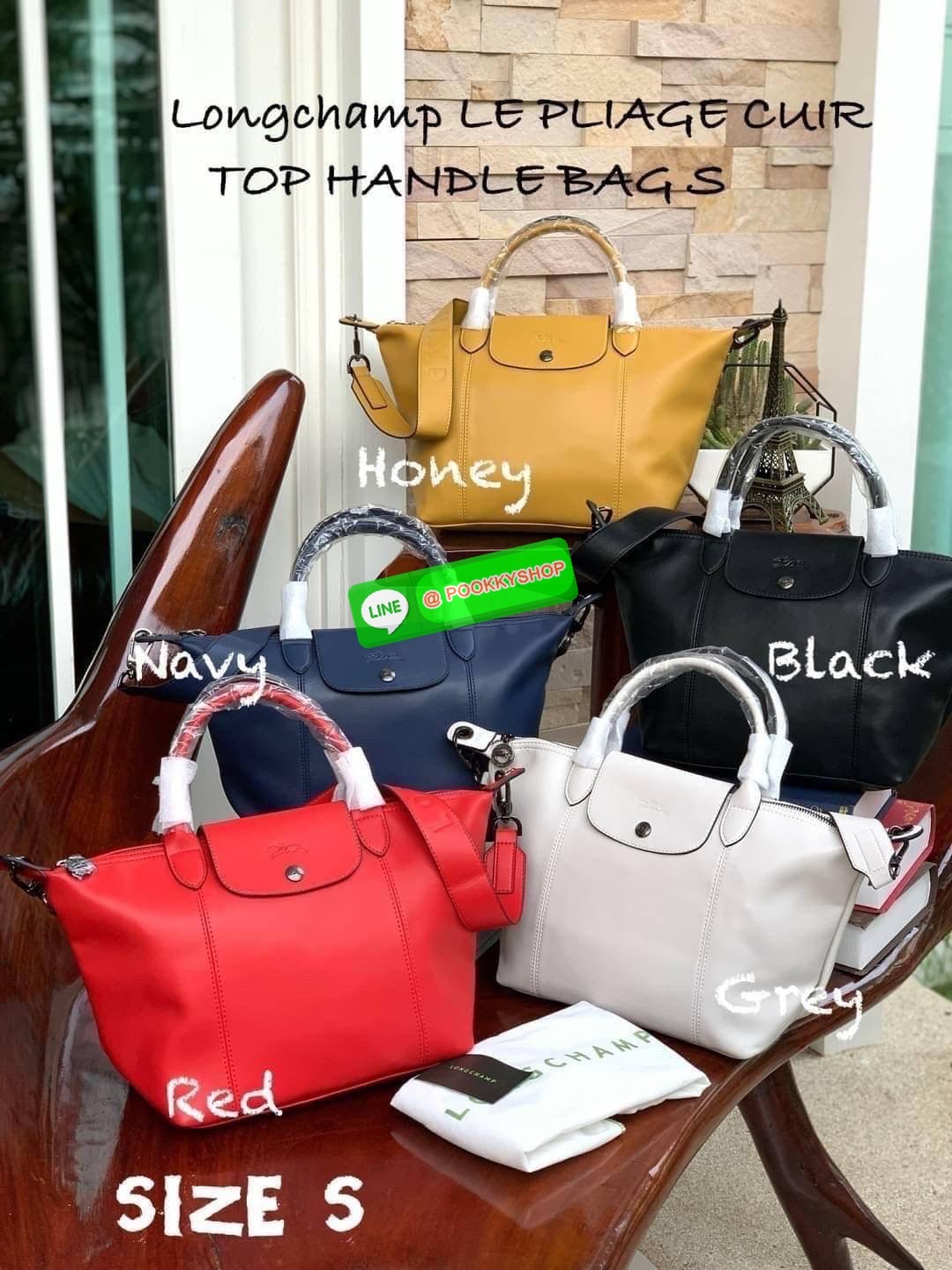 Longchamp LE PLIAGE CUIR TOP HANDLE BAG S เรียกว่าเป็นกระเป๋าอีกหนึ่งรุ่นที่ไม่ว่ายังไงก็ฮอตฮิตและติดเทรนด์ตลอดไม่เคยเปลี่ยนกับ ทรง Le Pliage Cuir หนึ่งในตระกูลกระเป๋าสุดไอคอนิกจากแบรนด์ เมื่อรุ่น Le Pliage Cuir ในรูปแบบของหนังแกะ Metis ได้ถือกำเนิดขึ้นใน