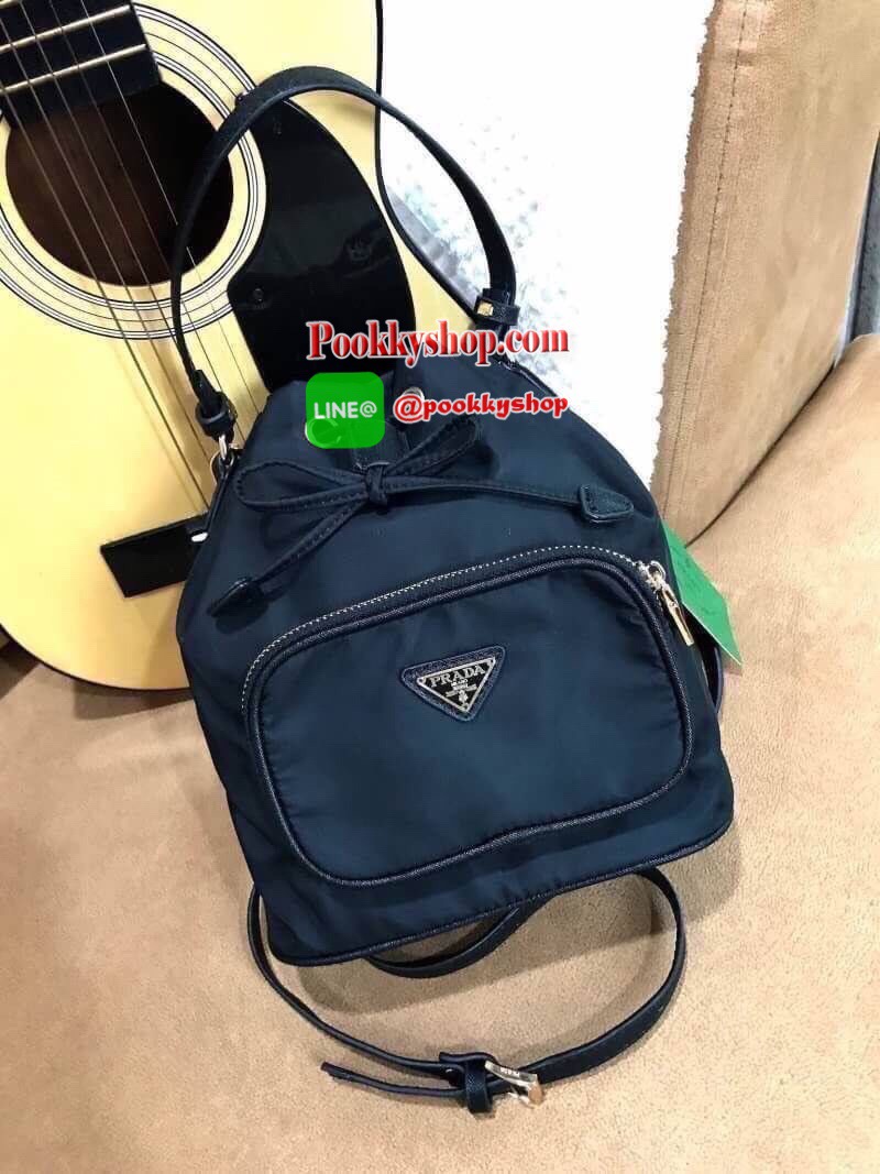 Restock รุ่นยอดนิยม! PRADA DRAWSTRING BAG WITH STRAP VIP GIFT WITH PURCHASE พรีเมี่ยมกิ้ฟจากต่างประเทศรุ่น Limited edition วัสดุ Nylon คุณภาพดีตามแบบฉบับแบรนด์ ด้านหน้าประดับโลโก้ เปิดปิดแบบหูรูด Drawstring มาพร้อมสายสะพายให้ถึง2แบบ ทั้งสายสั้นและสายยาวปร