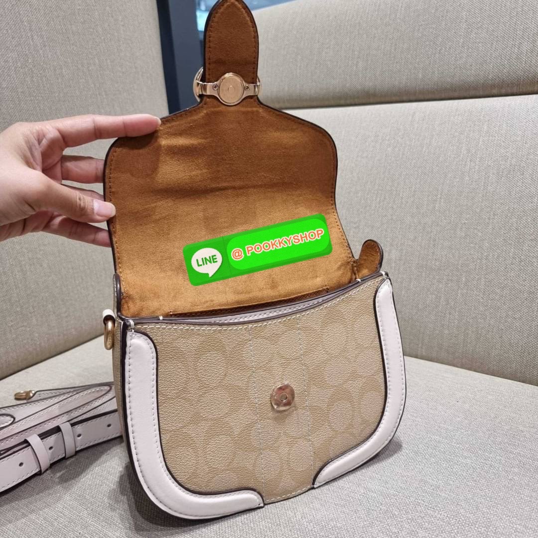 COACH C3593 GEORGIE SADDLE BAG IN COLORBLOCK SIGNATURE CANVAS WITH RIVETS ยกระดับความหรูให้กับตัวเองกันหน่อย ด้วยกระเป๋ารุ่นนี้!! ครอสบอดี้ที่ดีไซน์หรู อัพเลเวล ในราคาที่จับต้องได้ วัสดุหนังแคนวาสเคลือบสลับหนังเรียบ พิเศษไปอีกตกแต่งขอบด้วยหมุด เพิ่มดีเทลก
