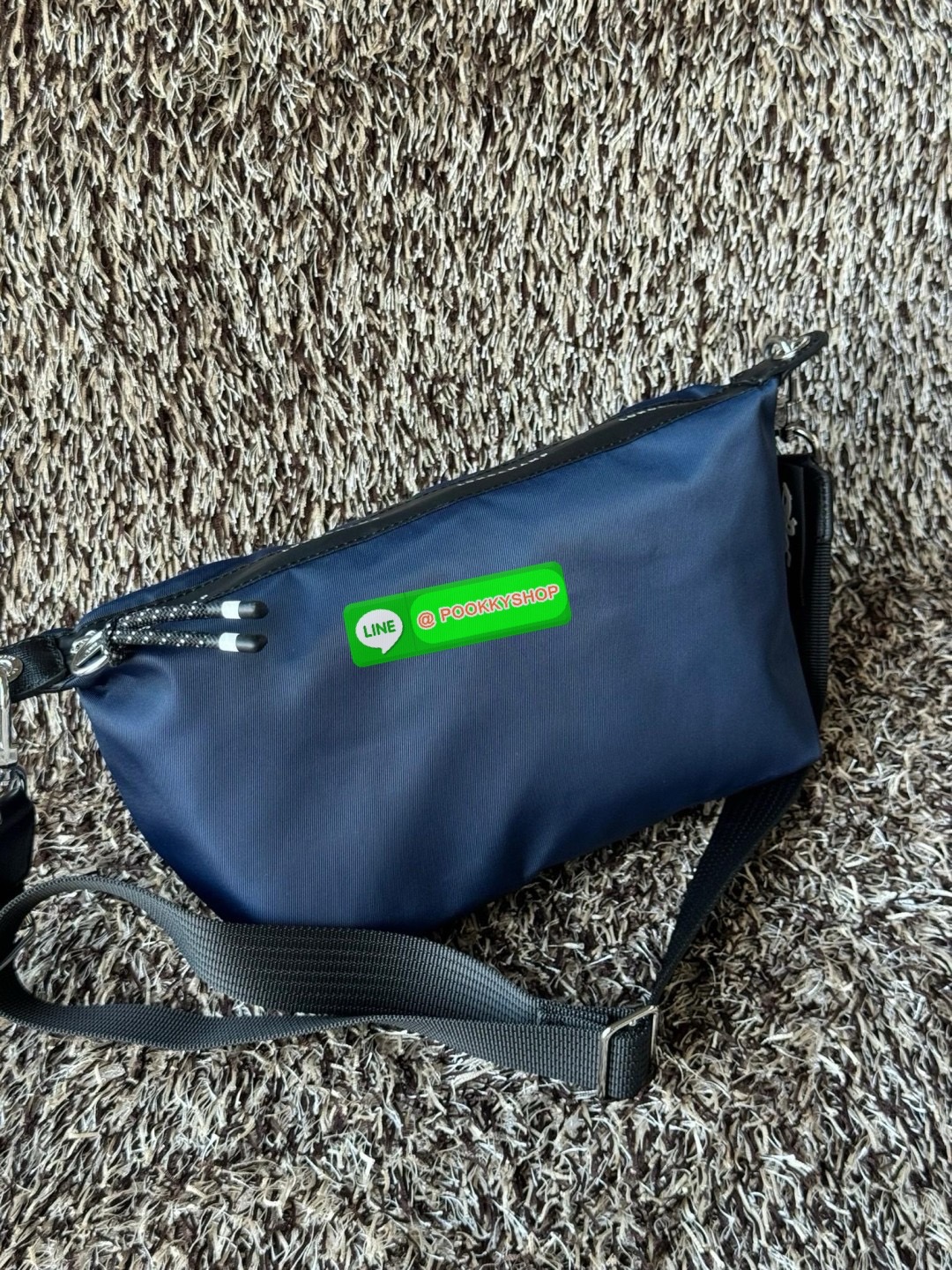 Longchamp LE PLIAGE ENERGY M YOGA BAG คอลเลกชั่นสุดเก๋ของ Longchamp ที่ซึ่งเป็นอีกหนึ่งแฟชั่นมาบรรจบกับกีฬา ออกแบบด้วยรูปแบบการเคลื่อนไหว ประสิทธิภาพ และความทนทานที่หลากหลาย ผลิตด้วยผ้าโพลีเอไมด์รีไซเคิลที่ผ่านการรับรอง ECONYL หัวซิปกันน้ำ มีให้เลือกหลายส