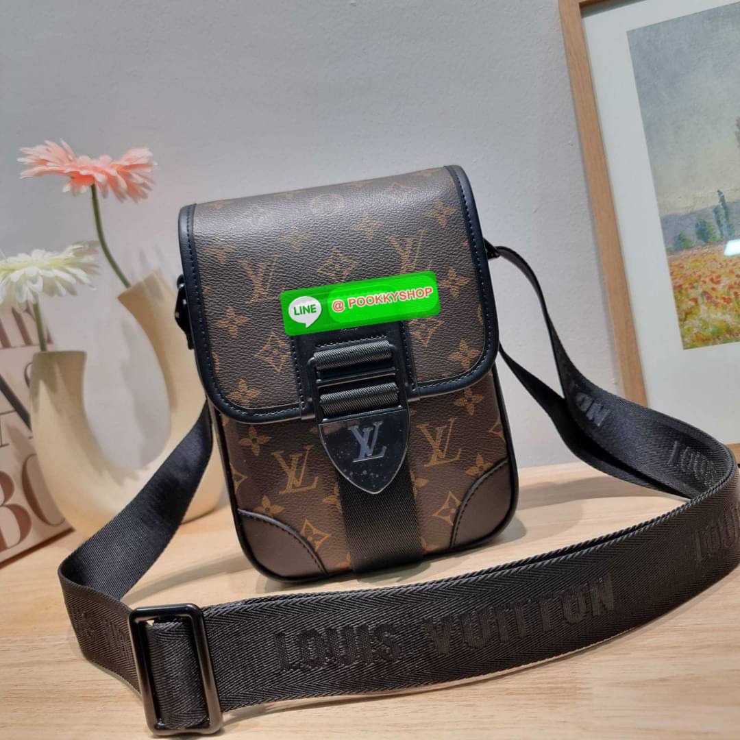 ใหม่ล่าสุด ได้ชิคๆเท่ๆก่อนใคร ไม่ต้องรอพรีฯ กับกระเป๋าสะพายข้างสำหรับหนุ่มๆ LV crossbody bag งานหรู ราคาดีจากเคาน์เตอร์ dutyfree วัสดุหนังแคนวาสคุณภาพดี ดีไซน์ดูแพง ด้วยอะไหล่เปิด-ปิดแม่เหล็กแน่นหนาสีดำ ตัดกับลวดลายโมโนแกรมได้เป็นอย่างดี ภายในโล่ง ใส่โทรศ