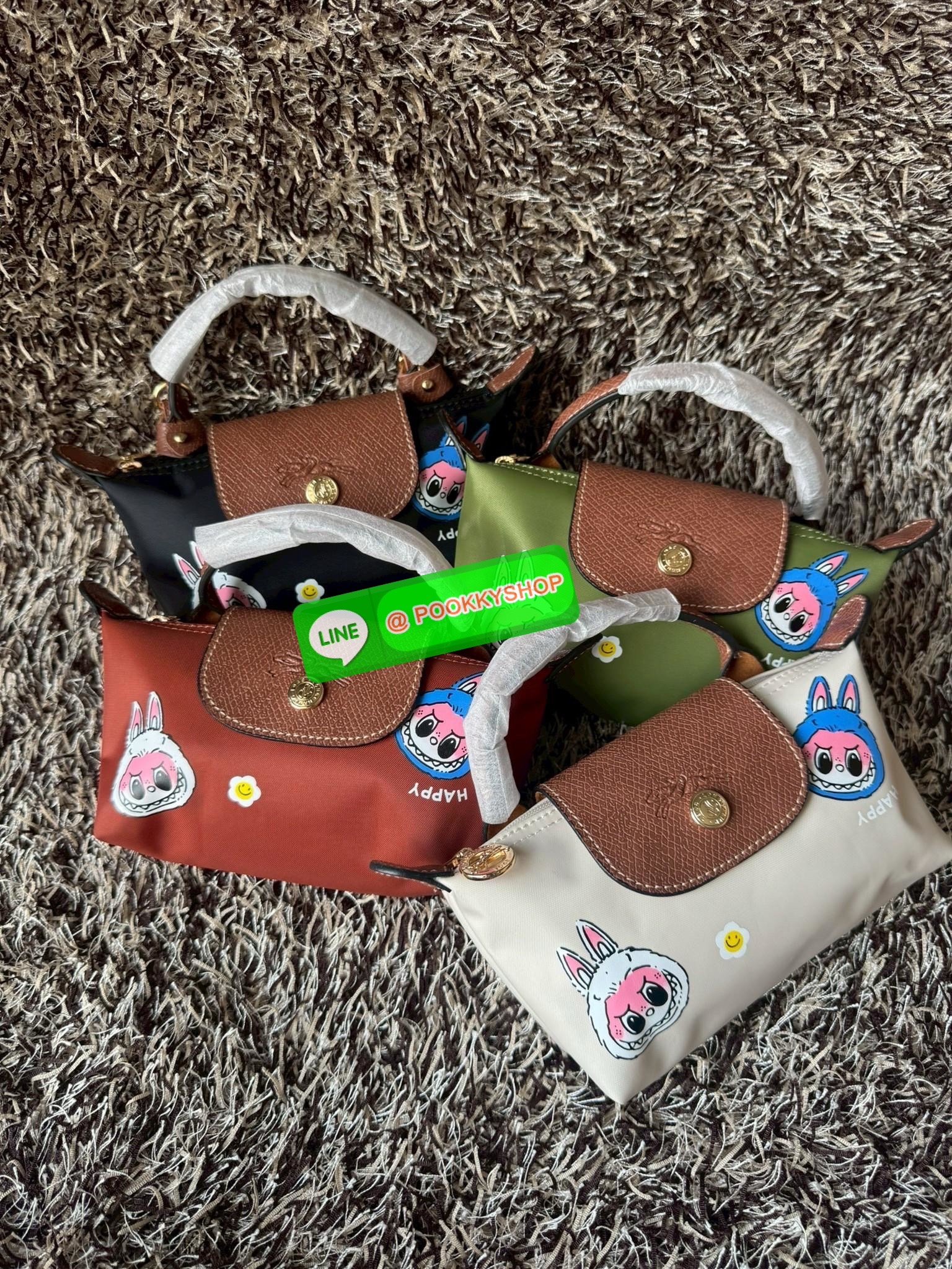 LONGCHAMP LE PLIAGE ORIGINAL X Labubu Pouch with handle เป็นการร่วมงานกัระหว่างแบรนด์ และยังกระเป๋าถือขนาดมินิทรงpouch ที่ด้านหน้ามีลวดลายน้องลาบูบู้ในแบบต่างๆ เปิดปิดระบบสองชั้น ได้ว่าของด้านในมีความปลอดภัย เหมาะอย่างยิ่งสำหรับสาวๆที่ชอบกระเป๋าขนาดมินิไซ