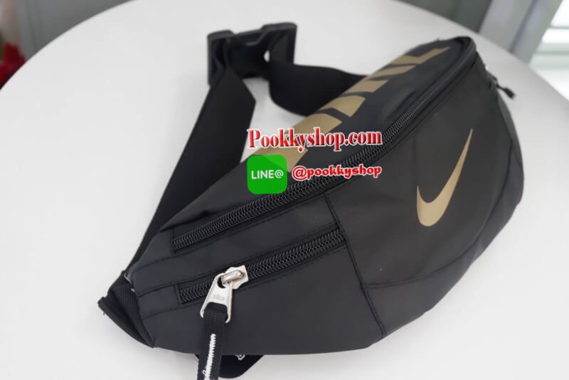 Brand : Nike กระเป๋าคาดเอว สะพายข้างใบใหญ่ เก็บของได้เยอะ ภายนอกมี2 ซิป ภายใน มีซิปเล็กไว้เก็บของ สายสะพายปรับได้ ใส่ได้ทั้งผู้หญิง และ ผู้ชาย