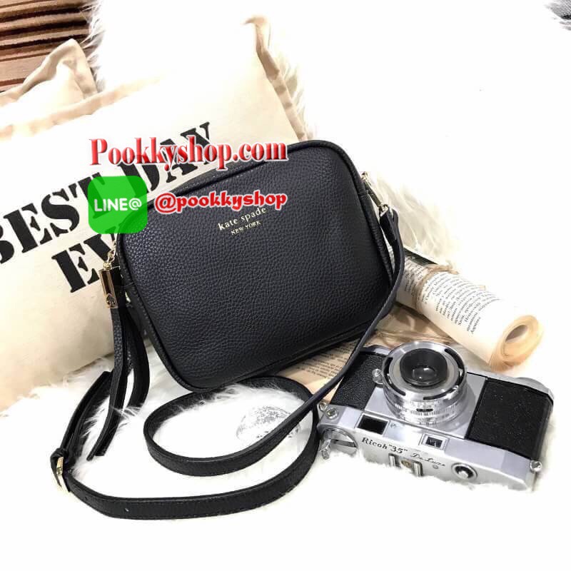 ReStock! รุ่นยอดนิยม Kate Spade NewYork Mini Leather Shoulder Bag กระเป๋าสะพายขนาดมินิหนังสวยหรูอยู่ทรงด้านหน้าประดับโลโก้สีทอง มาพร้อมหัวซิปพู่หนัง และสายสะพายยาวปรับระดับได้ ภายในมีโลโก้ ช่องซิปและช่องเล็ก ซับในสกรีนลายตามแบบฉบับของแบรนด์ ใส่กระเป๋าสตาง