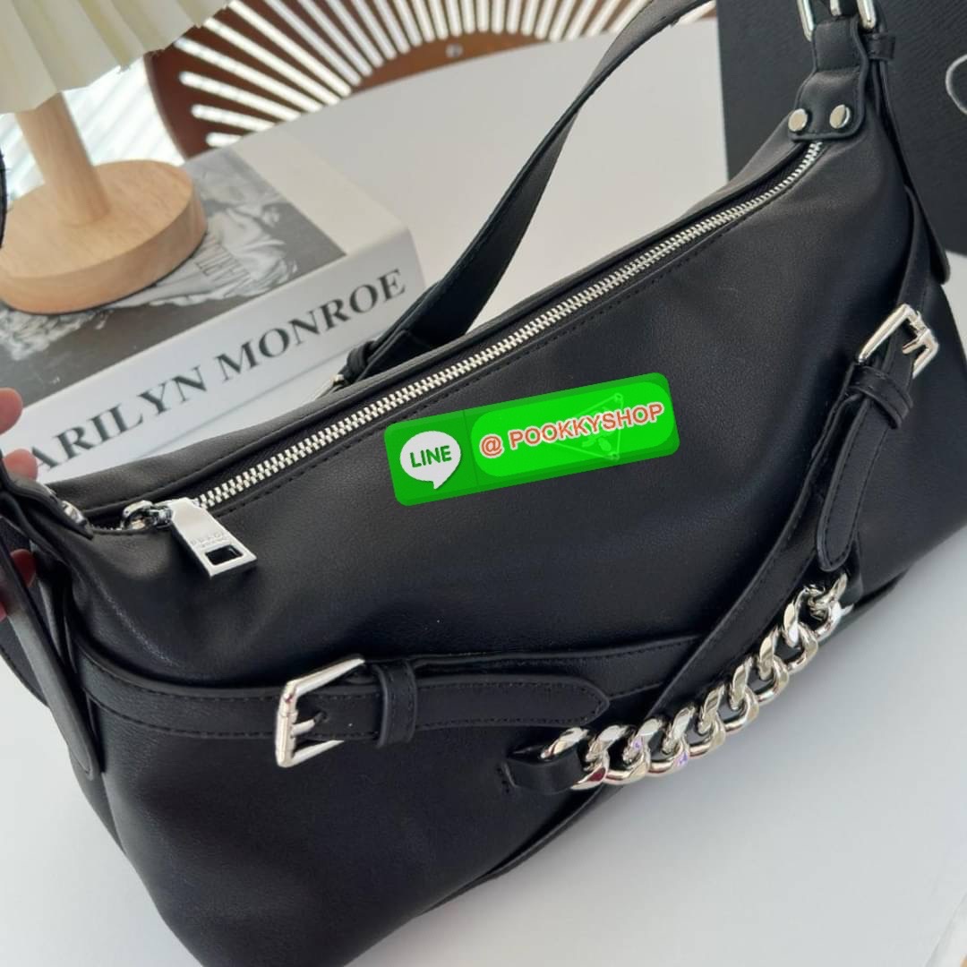 ✨ รุ่นใหม่แนะนำ!! สวยหรูมาก วัสดุหนังทั้งใบ สวยหูไฮโซ กันน้ำได้ ด้านหน้ามีโลโก้แบรนด์ ด้านในบุผ้าปั้มแบรนด์ เปิดปิดด้วยซิป ช่องโล่งกว้างพร้อมช่องซิป สามารถใส่ กระเป๋าสตางค์ยาวได้ มือถือได้ทุกรุ่น สายปรับได้3ระดับ อะไหล่เงินทั้งใบ เด็ดๆแบบนี้ห้ามพลา