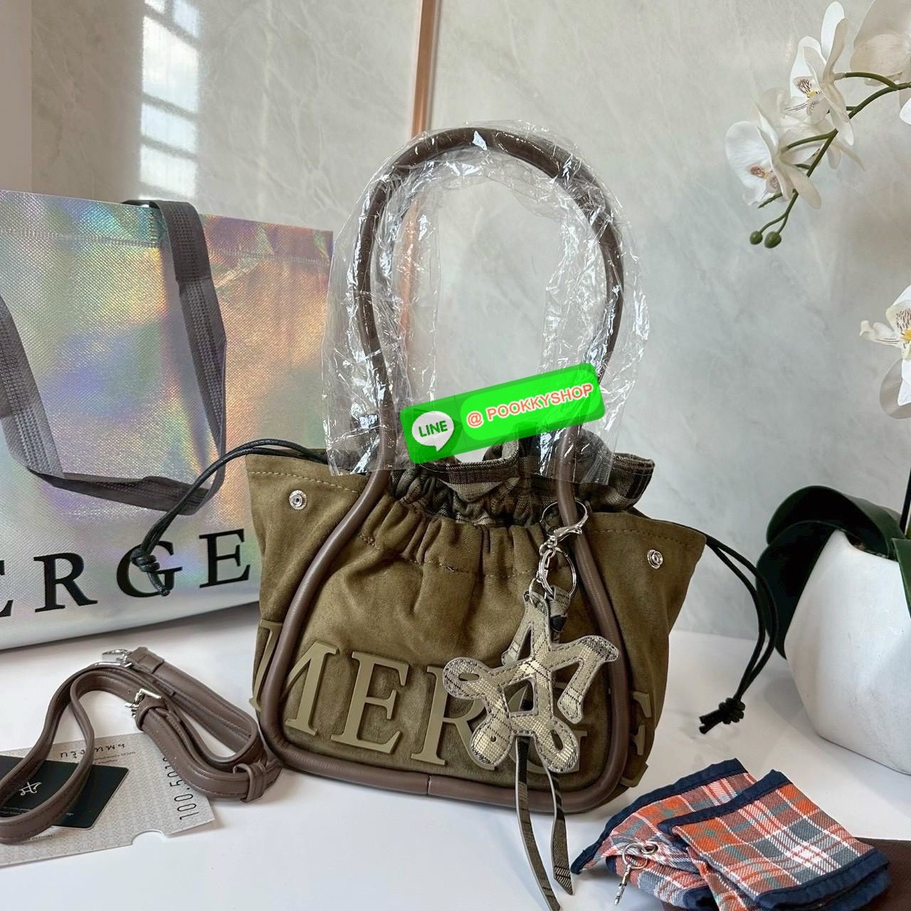 A Day Bag Mini’ in suede กระเป๋าหนังกลับเนื้อเนียน สายเกาหวานปนเท่ MERGE คอลเลกชันพิเศษ ดีไซน์เก๋พร้อมพวงกุญแจลายพิเศษ เข้าเซ็ตสุดคุ้ม!ใบเล็กสามารถ พกพาง่าย น้ำหนักเบา กระเป๋าหูรูดด้านใน ผลิตจากผ้าลายสก็อต ตัวกระเป๋ามี Snap ด้านข้าง ที่สามารถพับปีกกระเป๋า