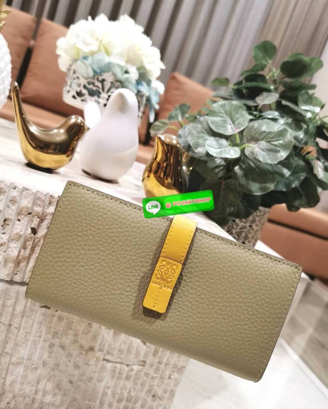 ✴️Don't Miss!✴️NEW! LOEWE LONG WALLET BAG VIP GIFT WITH PURCHASE-GWP กระเป๋าพรีเมี่ยมกิ๊ฟ Limited จาก LOEWE DUTYFREE COUNTER วัสดุหนังแท้เทคเจอร์สวยอยู่ทรงปั้มโลโก้แบรนด์ด้านหน้าเปิดปิดด้วยกระดุม ภายในมีช่องใส่ธนบัตรหลายช่อง ช่องหลักสาม