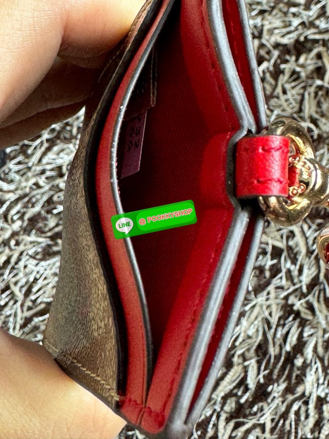 Coach Lanyard In Signature สายคล้องบัตรสุดชิคที่สาวๆออฟฟิต นักเรียนนักศึกษาควรต้องมี ด้านหน้า สามารถใส่บัตรเห็นรูปได้ 1 ใบ และใส่บัตรต่างๆเพิ่มได้อีกถึง 3 บัตรด้วยกัน สามารถถอดสลับสายได้