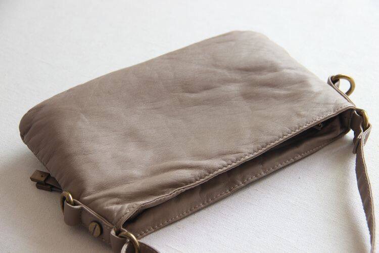 กระเป๋าหนัง กระเป๋าสะพายข้าง แบรนด์ หรู Dorothy Perkin สีเทา หนังนุ่มหรู สายปรับระดับได้คะ Size:กว้าง26 cm/สูง 18cm/หนา 3cm