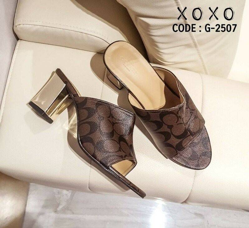 งานสวม ลายหนัง Coach สวย หรู ดูแพงเกินราคาขาย สวมใส่แมทส์ชุดง่าย หลายโอกาส เพิ่มความหรู ส้นสีทอง สวย งานเรียบร้อย ใส่สบาย ส้นทรงแท่ง ยื่นทรงตัวสบาย ไม่เมื่อย น้ำหนักเบา