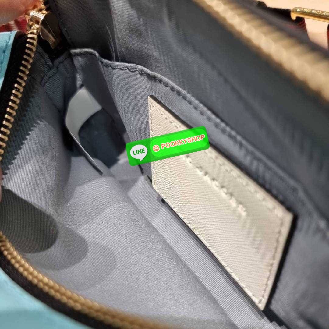 MARC JACOBS THE SNAPSHOT CAMERA BAG ไอเท็มยอดฮิตที่โดดเด่นเป็นเอกลักษณ์ กับกระเป๋าสะพายข้างสุดปัง เรียกได้ว่าไม่ซ้ำใคร!! วัสดุหนังวัว สวยอยู่ทรง เปิด-ปิดกระเป๋าด้วยซิป มีซิปหลัก 2 ช่อง แบ่งสัดส่วนไว้ดีมาก มาพร้อมสายสะพายสปอร์ตเส้นใหญ่ ที่ออกแบบโทนสีมาให้เ