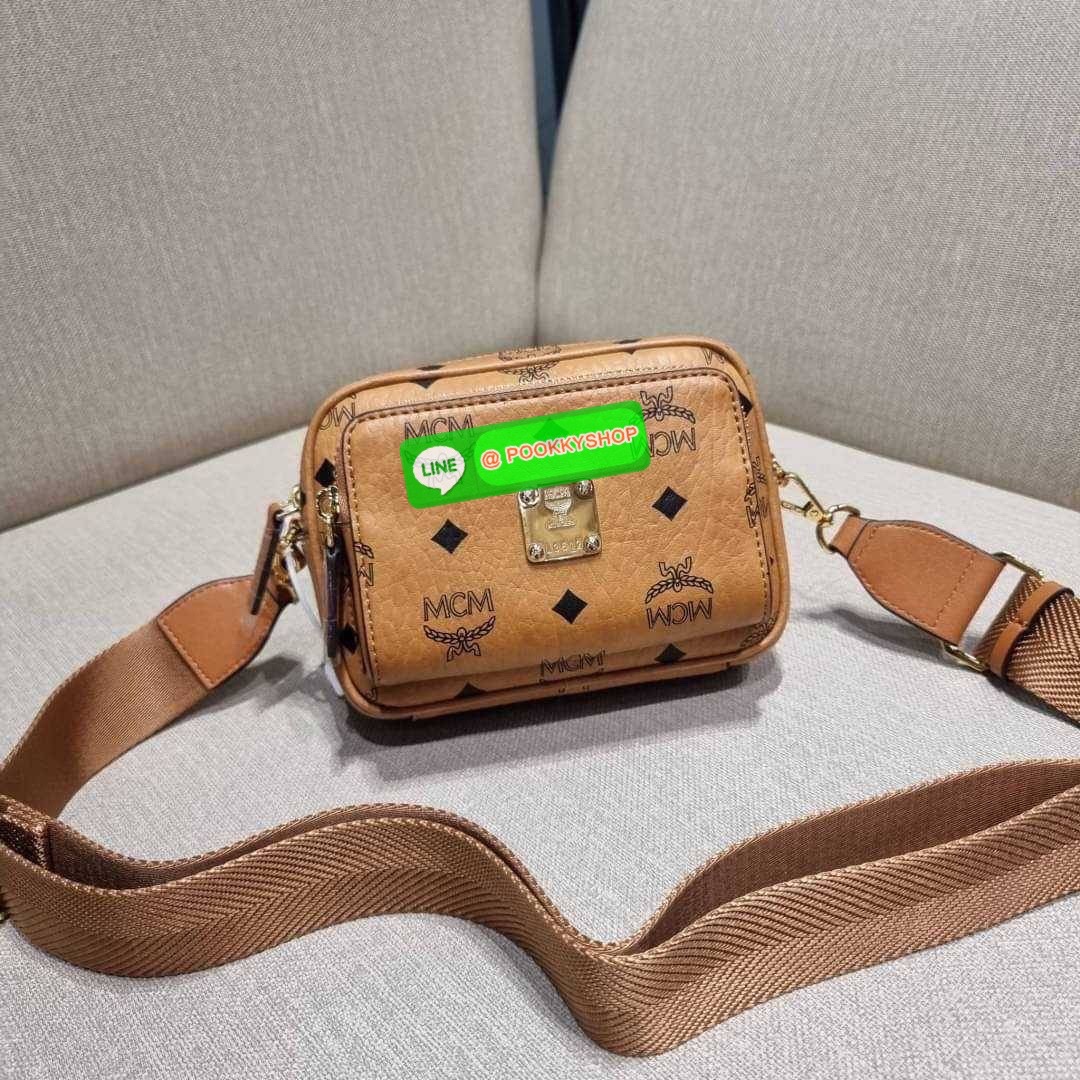 MCM X-MINI KLASSIK CROSSBODY BAG IN VISETOS รุ่นยูนิเซ็กส์มาแล้วจ้า!! ไซส์นี้ใช้ได้ทั้งหนุ่มๆสาวๆไปเลย กระเป๋าสะพายข้างทรงครอสบอดี้ ใบเล็กขนาดกะทัดรัด วัสดุหนังแคนวาสคุณภาพดี มีช่องหลัก 2 ช่อง ภายในมีช่องย่อยให้ 1 ช่อง มาพร้อมสายสะพายสปอร์ตที่ดีไซน์หรูไม่
