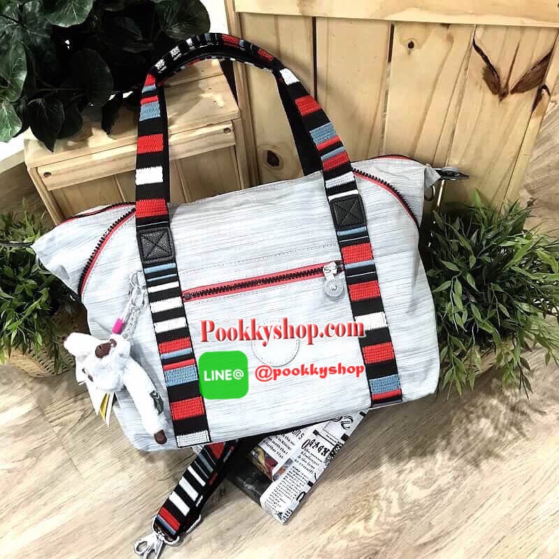 NEW ARRIVAL! KIPLING ART NYLON HANDBAG กระเป๋าถือหรือสะพายรุ่นแนะนำวัสดุ Nylon+Polyester100% น้ำหนักเบา โดดเด่นที่สามารถรูดซิปมุมกระเป๋าเปลี่ยนทรงได้ไม่จำเจ มีหูหิ้วสะพายไหล่เเละสายยาว crossbody เลื่อนปรับระดับได้ มือจับหูหิ้วเป็นหนังปั้มโลโก้ เปิดปิดด้วย