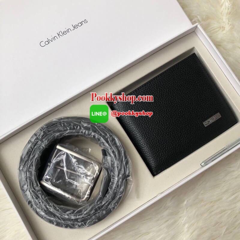 Calvin Klein Leather Belt & Wallet Set Setกระเป๋าสตางค์+เข็มขัด กระเป๋าสตางค์ด้านหน้าปั๊มชื่อแบรนด์ มีช่องใส่บัตร ช่องใส่ธนบัตร 2 ช่อง และช่องเก็บเหรียญ เข็มขัดหนังแท้ปั๊มแบรนด์ สามารถสลับใช้ได้ทั้ง 2 ด้าน เข็มขัดปรับระดับได้ 5 ระดับ มาพร้อมที่เจาะรูจ้า
