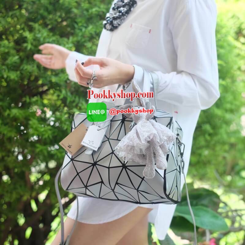 สีเข้าใหม่รุ่น หายากคะ ทรง speedy ขายดี น่ารักมาก สี Matte grey ( สีเทาอ่อนคะ ) มาพร้อมกระต่ายเข้า set เลิศคะ กระเป๋า จากแบรนด์ David Jones กระเป๋าสะพายข้างดีไซน์เกร๋มาก สีสวยหรูมาก ขนาดกะลังดีเลย น้ำหนังเบามากคะ ภายในมีช่องเก็บของจุกจิกได้ มีถุงผ้าแบรนด์