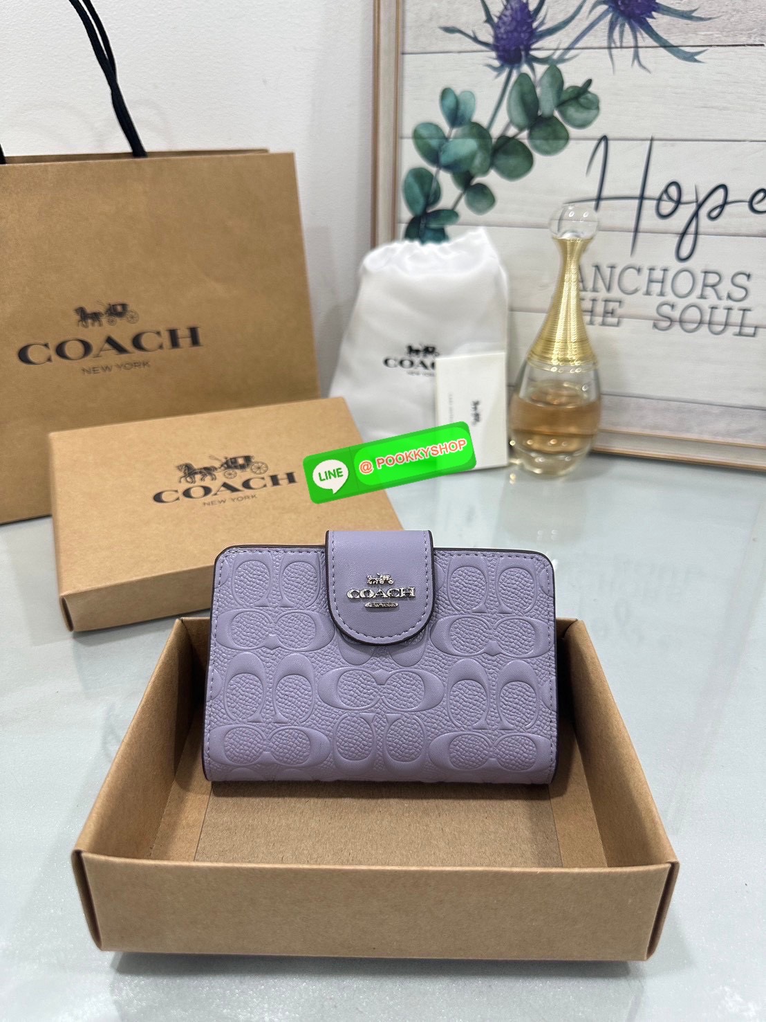 ❤️COACH MEDIUM CORNER ZIP WALLET IN SIGNATURE CANVAS💜 คอลเลคชั่นใหม่งานหรู งานดูแพง จัดให้เลย!! กระเป๋าสตางค์ใบกลาง ดีไซน์ใหม่ สุดหรู แค่เห็นก็ต้องเลิฟ ถือใช้ขับผิวทุกสี วัสดุหนังแท้ปั๊มลายนูนสวยคม ภายในมีช่องใส่บัตร ใส่ธนบัตรได้ครบ และมีช่