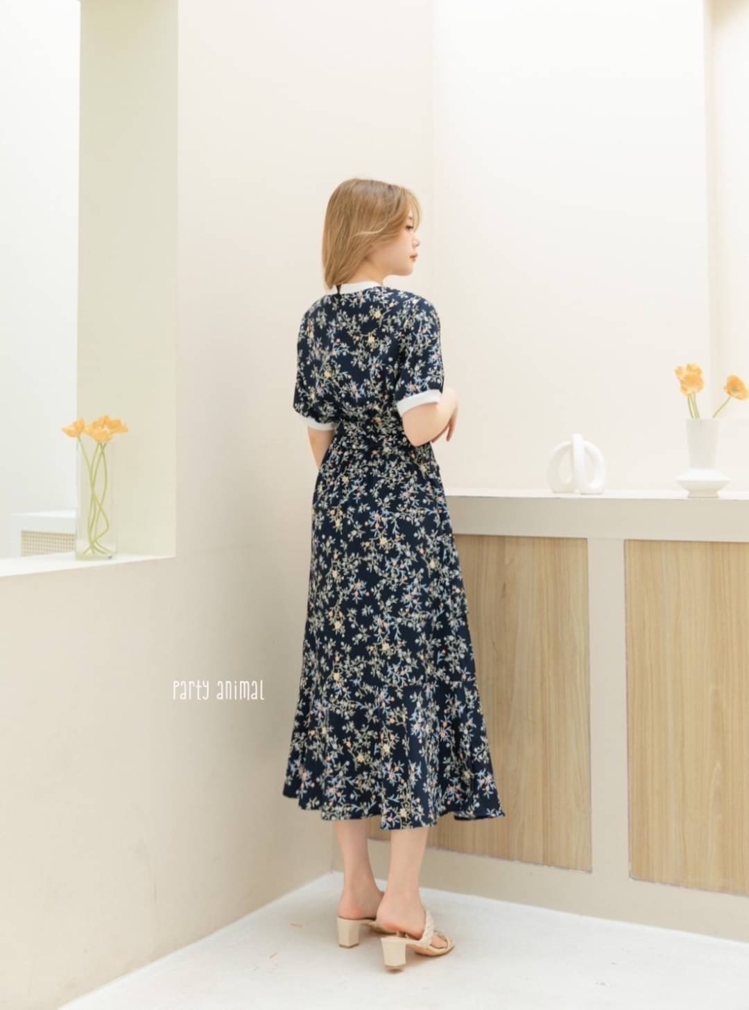 Maxi dress ทรงคอกลมเอวยางยืด ต่อชายกระโปรงหางปลาสวยค่ะ ด้านหน้าดีไซน์แต่งระบายเฉียงเล็กๆช่วงกระโปรง เนื้อผ้าโพลีเอสเตอร์พริ้วๆนุ่มใส่สบาย งานมีซับในกระโปรง ซิปหลัง มาพร้อมเชือกผูกเอวค้า 2ลาย