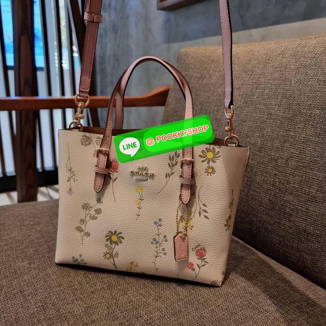 COACH C4084 MOLLIE TOTE 25 WITH SPACED WILDFLOWER PRINT ดีไซน์ใหม่ล่าสุด กระเป๋าโท้ทไซส์เล็กที่สาวๆต่างก็ต้องปักใจรัก รอบนี้น้องถูกเติมแต่งลวดลายดอกไม้ เพิ่มดีเทลความน่าใช้ไปอีก วัสดุหนัง pepble เรียบหรูดูดีม้าก!! ภายในโล่งกว้าง มีช่องซิปกลางใส่ของได้ ขนา