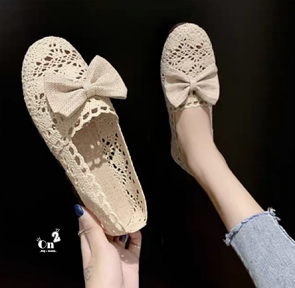 ผ้าใบลูกไม้ Valentino ลูกไม้ตัวใหม่ลายน่ารักประดับโบ สีครีมคลุมโทนใส่เข้าได้กับชุดทุกสี พื้นปั้มแบรนด์งานดีทรงสวยรีบจัดเลยจ้าก่อนหมด