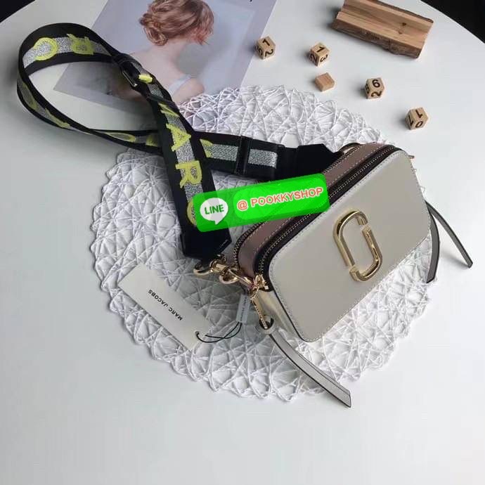 March Jacop Snapshot MJ Cross Body Bag กระเป๋าสะพายข้าง วัสดุหนัง Saffiano ด้านหน้าประดับด้วยโลโก้ J อันเป็นสัญลักษณ์ของแบรนด์ อะไหล่ทองหรูหรา มาพร้อมสายสะพายโลโก้แบบปรับได้ แบ่งเป็น2ช่องซิป ใบนี้คือเรียบหรูแต่ดูดีมาก ไม่ควรพลาดเลยค่า