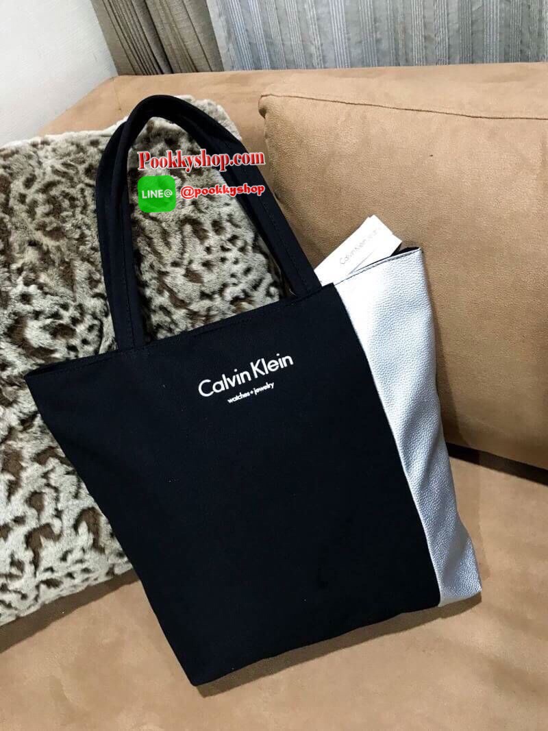 Calvin Klein Jeans Original Tote Bag กระเป๋าสะพายทรง Tote รุ่นแนะนำจาก Calvin Klein Jeans วัสดุ Canvas สีดำตัดด้วยหนังสังเคราะห์ด้านข้างดูมีดีเทล ด้านหน้ามีโลโก้ น้ำหนักเบา ใบใหญ่กำลังดี เปิดปิดด้วยซิปสะดวกใช้ หัวซิปแบรนด์ ภายในมีโลโก้และช่องซิป สามารถใส่