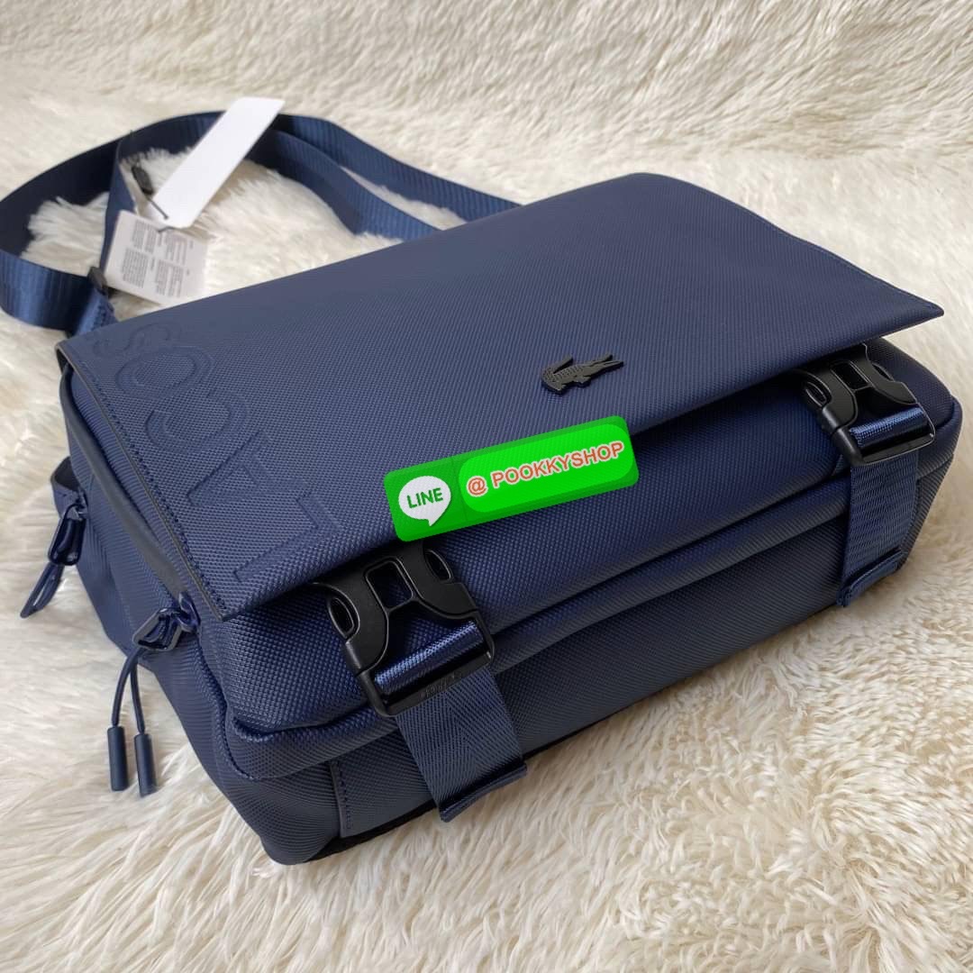 Small Pouch วัสดุ PVC คุณภาพดีตามแบบฉบับแบรนด์ น้ำหนักเบา กันน้ำ ด้านหน้ามีโลโก้เหล็ก ฝาเปิดปิดด้วยคลิปล๊อค 2 ด้าน ช่องหลัก ด้านในมีช่องซิปพร้อมหัวซิปแบรนด์ ใส่กระเป๋าสตางค์ใบยาว ipad มือถือ ของจุกจิกได้เยอะ ด้านหน้ามีช่องใส่ของ 1 ช่องปิดด้วยซิป พร้อมสายส