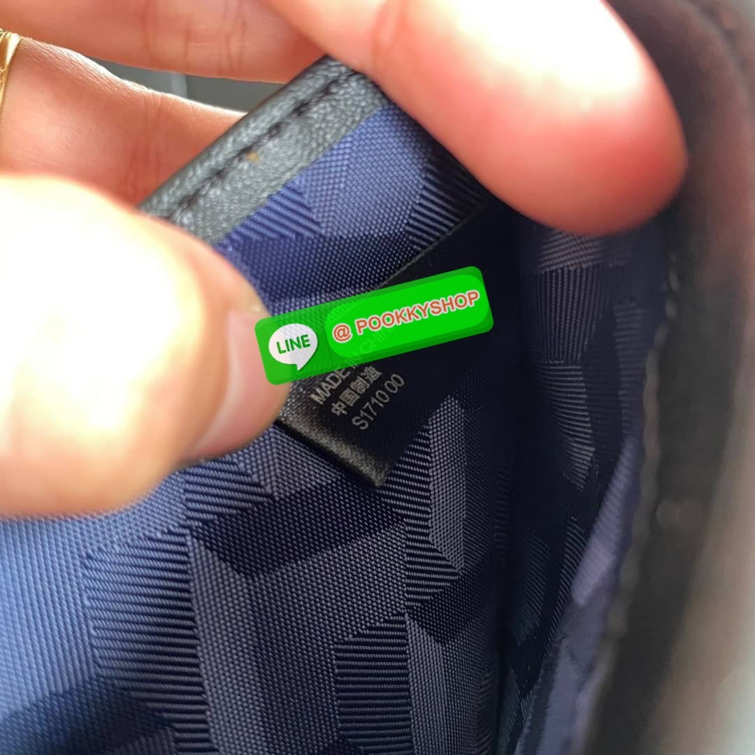 ลาคอส SHORT WALLET กระเป๋าสตางค์แบบพับ2ตอนสำหรับผู้ชาย มีช่องใส่บัตร 8 ช่อง และช่องใส่ธนบัตรอีก 1 ช่อง กระเป๋าสตางค์หนังคุณภาพดีตามแบบฉบับของแบรนด์ มาพร้อมกล่อง ถุงกระดาษแบรนด์แบรนด์แข็งแรงสวยมากค่ะ ไม่ว่าจะใช้เองหรือเป็นของขวัญก็สุดคุ้มและน่าใช้ ห้ามพล