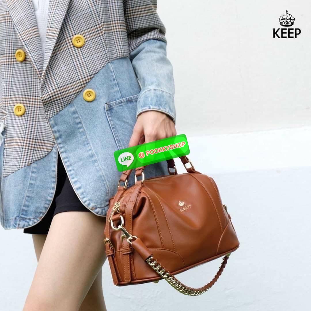 รุ่นขายดีเข้าเพิ่มนะคะ KEEP รุ่น ‘ Ella ‘ bag ทรง Pillow ( ทรงหมอน ) ที่สาวๆ ถามหา กลับมาแล้วค่า พร้อมฟังก์ชันจัดเต็มเหมือนเดิม ใบนี้ size M ใส่ กระเป๋าสตางค์ยาวได้ ใส่ไอแพดได้ ใครต้องการกระเป๋าที่ใช้ได้ทุกวัน ใส่ของครบ แอดมินแนะนำใบนี้เลยค่า สวย คุ้มแน่น