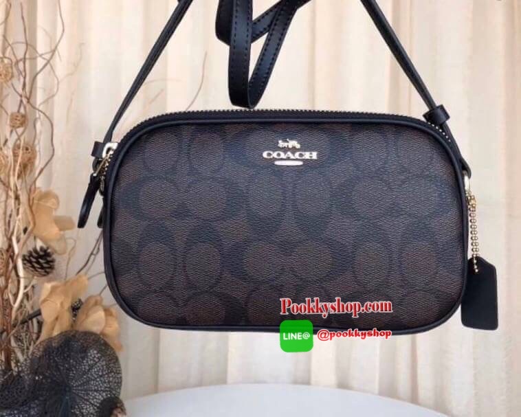 กระเป๋าสะพาย COACH เปิด - ปิดกระเป๋าด้วยซิป มีช่องใส่ของ 2 ช่องใหญ่ ด้านในมีช่องใส่ของ 1 ช่อง