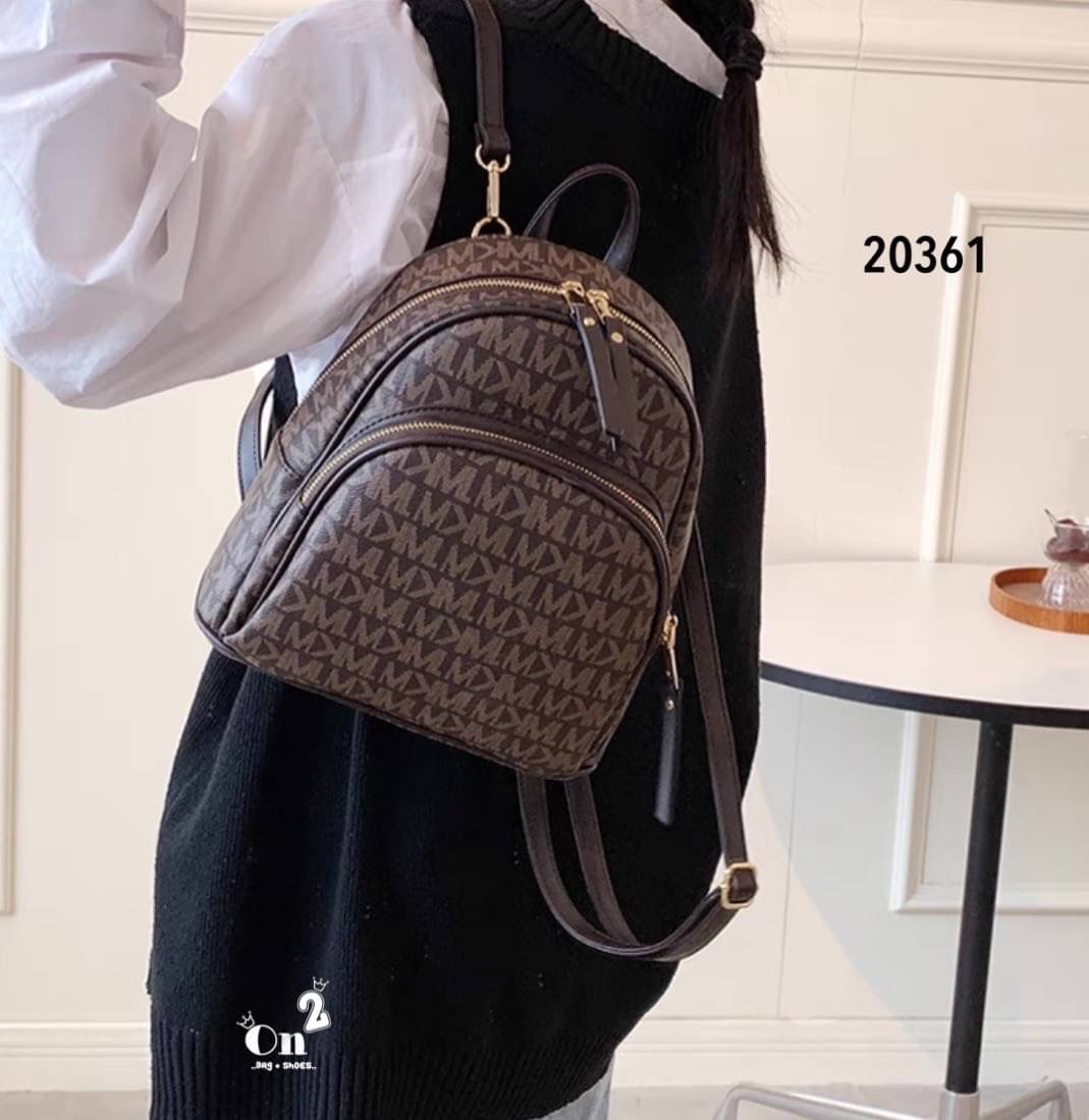 กระเป๋าสะพายเป้แฟชั่นมาใหม่ งานสไตล์แบรนด์ งานซิปมี 2 ช่องใช้งาน ขนาดกำลังดีน่าใช้มากค่ะ พร้อมส่งค่า